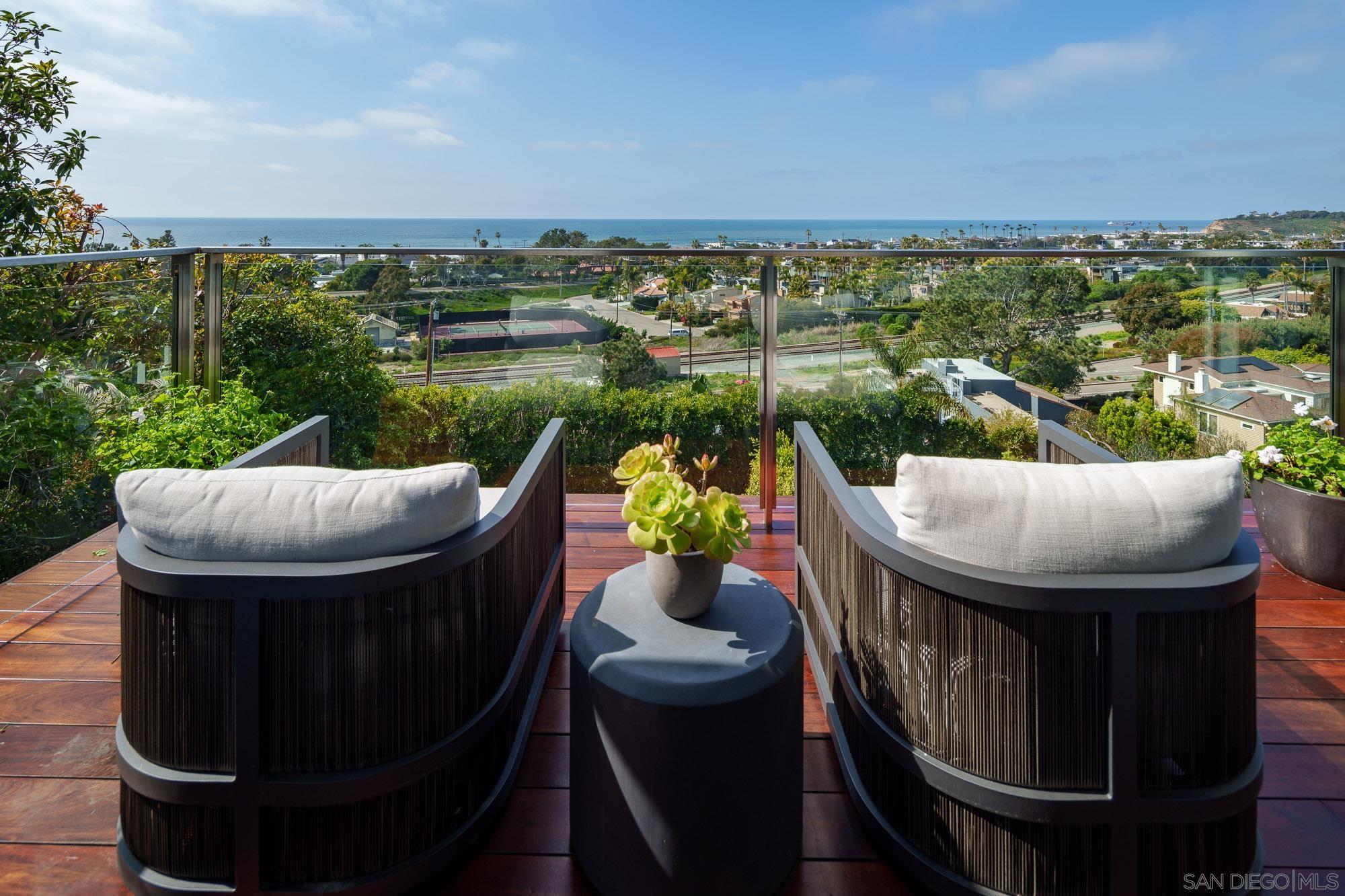Detail Gallery Image 5 of 37 For 2026  Seaview Ave, Del Mar,  CA 92014 - 5 Beds | 5/2 Baths