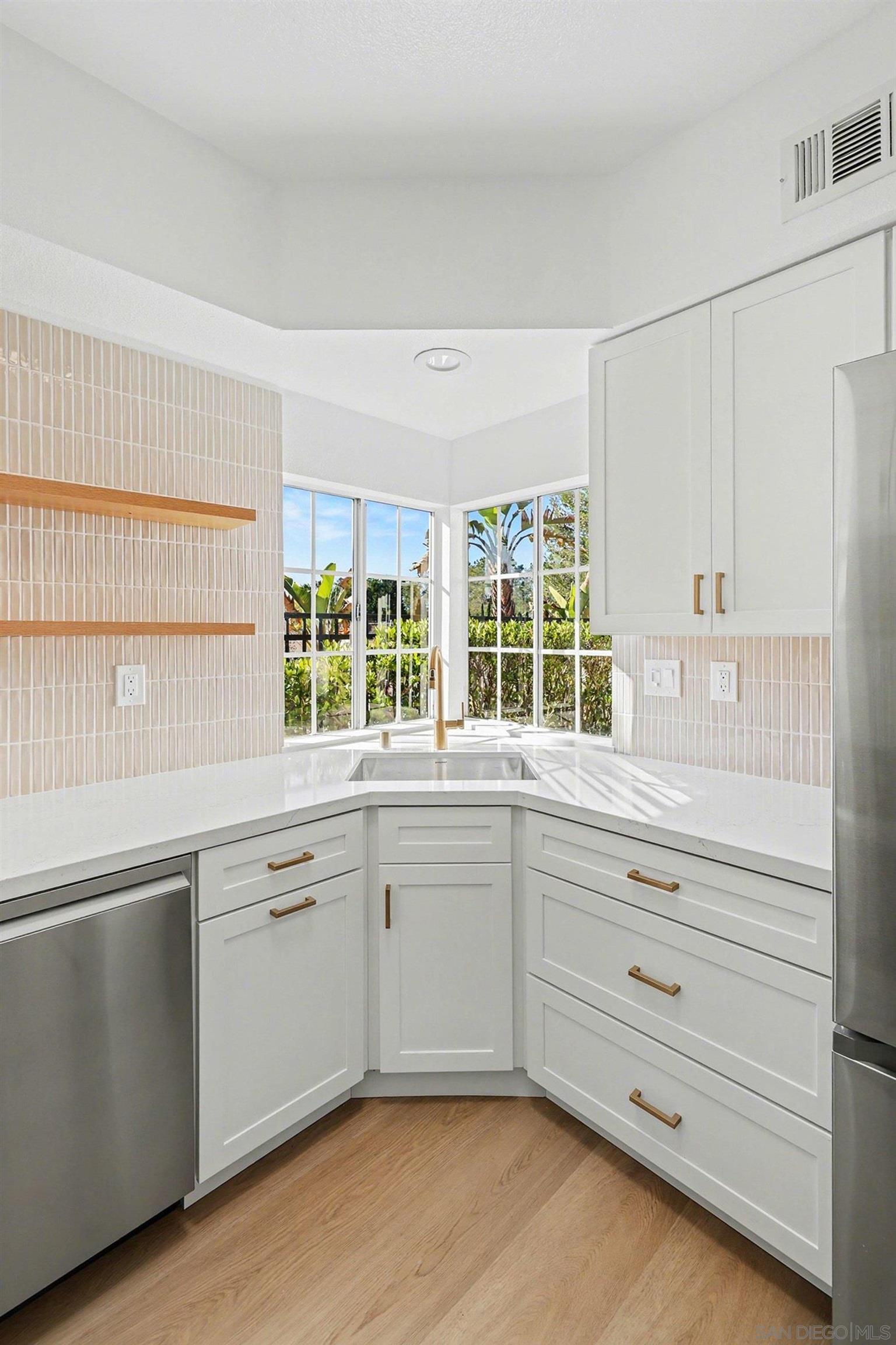 Detail Gallery Image 7 of 40 For 3867  Creststone Pl, San Diego,  CA 92130 - 2 Beds | 2 Baths