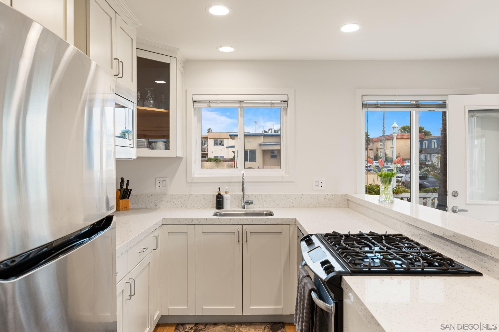 Detail Gallery Image 11 of 27 For 5112 #3  Saratoga Ave  3, San Diego,  CA 92107 - 2 Beds | 2 Baths