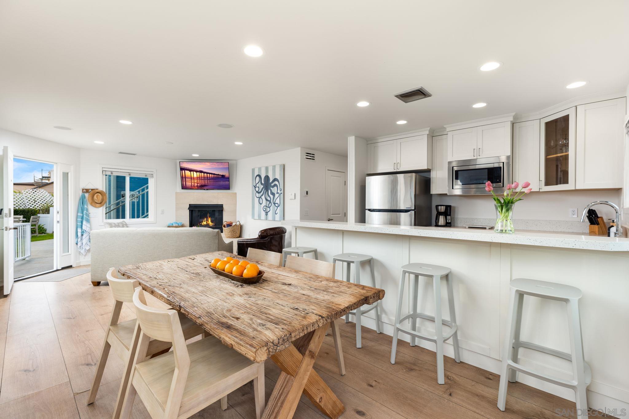 Detail Gallery Image 5 of 27 For 5112 #3  Saratoga Ave  3, San Diego,  CA 92107 - 2 Beds | 2 Baths