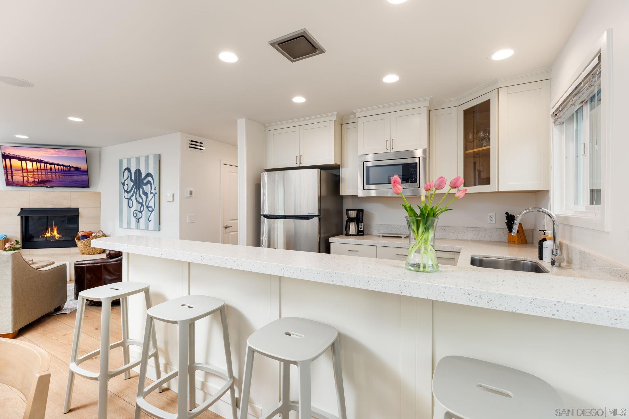 Detail Gallery Image 6 of 27 For 5112 #3  Saratoga Ave  3, San Diego,  CA 92107 - 2 Beds | 2 Baths