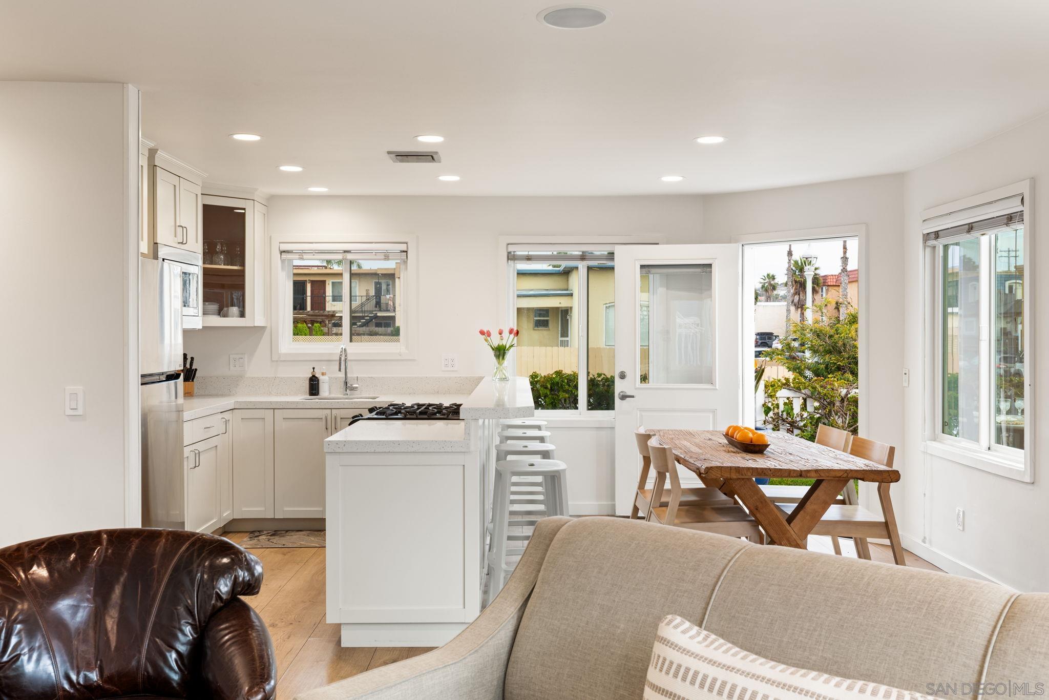 Detail Gallery Image 9 of 27 For 5112 #3  Saratoga Ave  3, San Diego,  CA 92107 - 2 Beds | 2 Baths