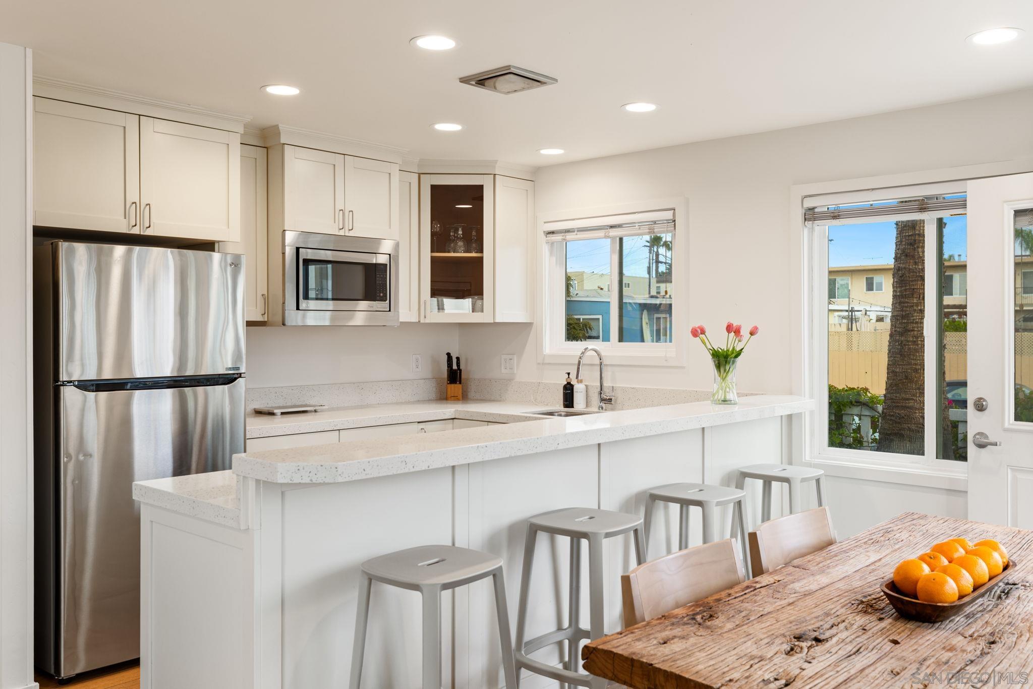 Detail Gallery Image 10 of 27 For 5112 #3  Saratoga Ave  3, San Diego,  CA 92107 - 2 Beds | 2 Baths