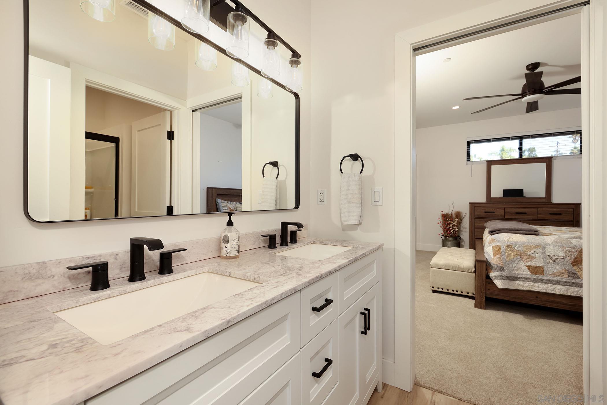 Detail Gallery Image 12 of 34 For 1686-88  Gecko Road, Vista,  CA 92083 - 5 Beds | 5/3 Baths