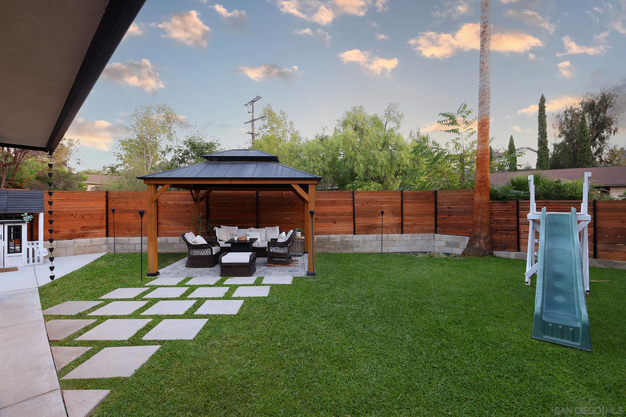 Detail Gallery Image 15 of 34 For 1686-88  Gecko Road, Vista,  CA 92083 - 5 Beds | 5/3 Baths