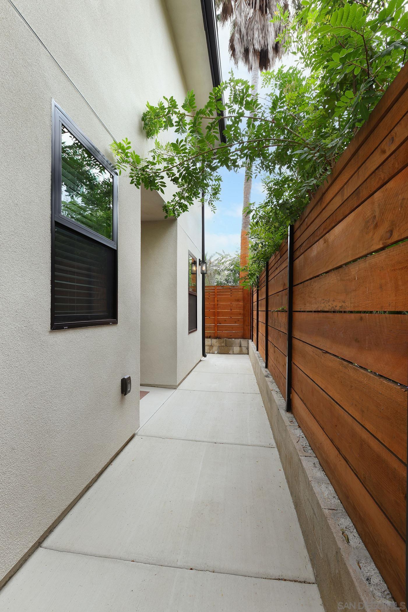 Detail Gallery Image 16 of 34 For 1686-88  Gecko Road, Vista,  CA 92083 - 5 Beds | 5/3 Baths