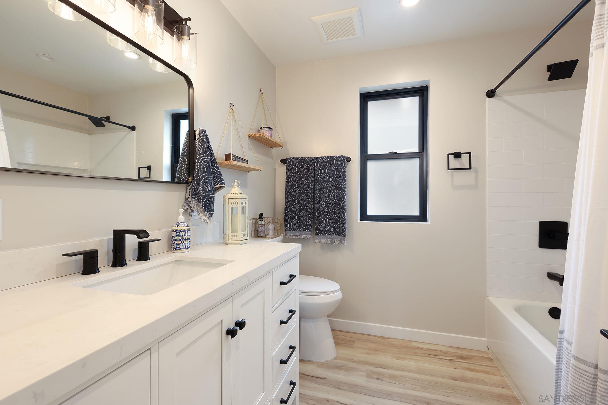 Detail Gallery Image 19 of 34 For 1686-88  Gecko Road, Vista,  CA 92083 - 5 Beds | 5/3 Baths