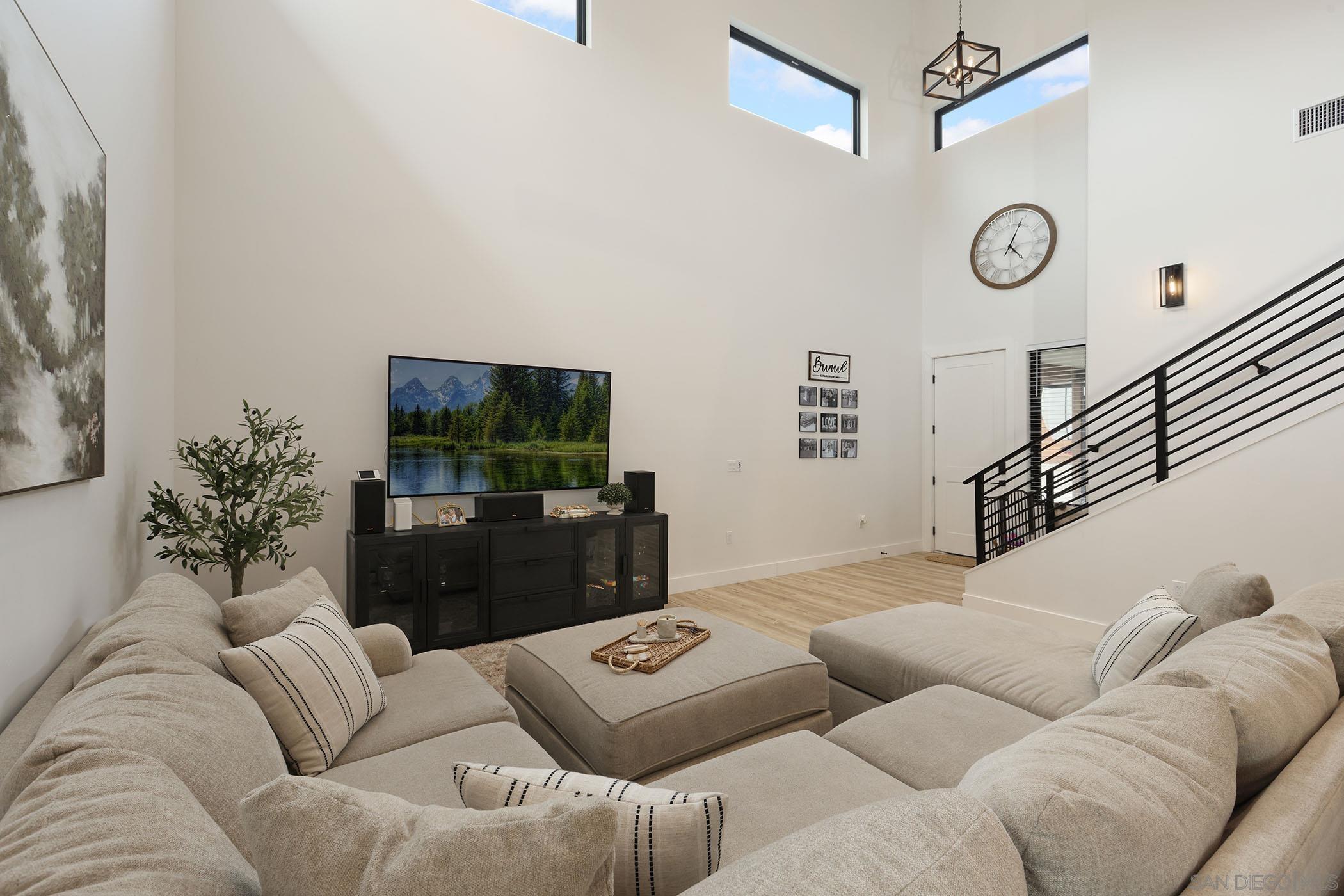 Detail Gallery Image 3 of 34 For 1686-88  Gecko Road, Vista,  CA 92083 - 5 Beds | 5/3 Baths