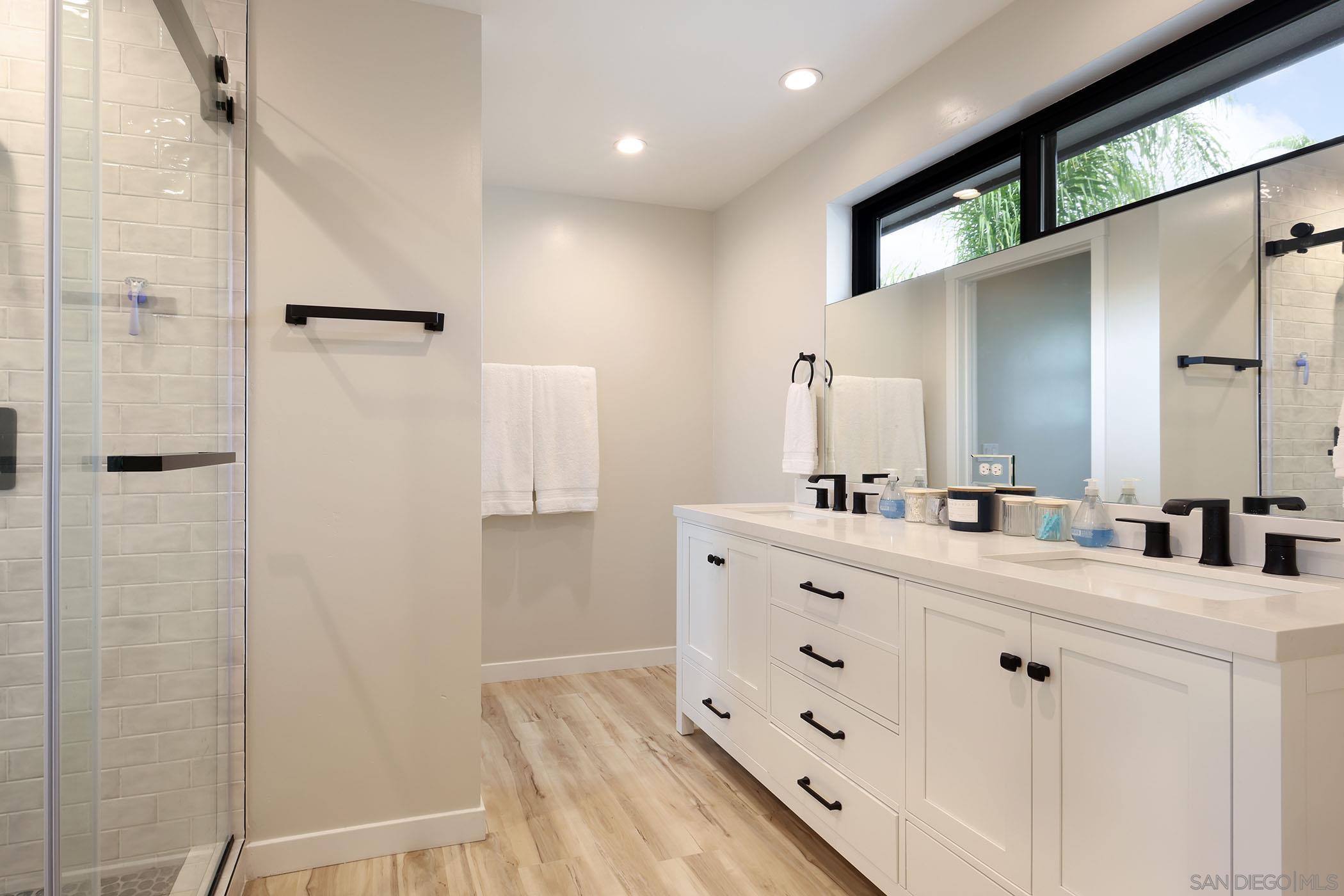 Detail Gallery Image 21 of 34 For 1686-88  Gecko Road, Vista,  CA 92083 - 5 Beds | 5/3 Baths