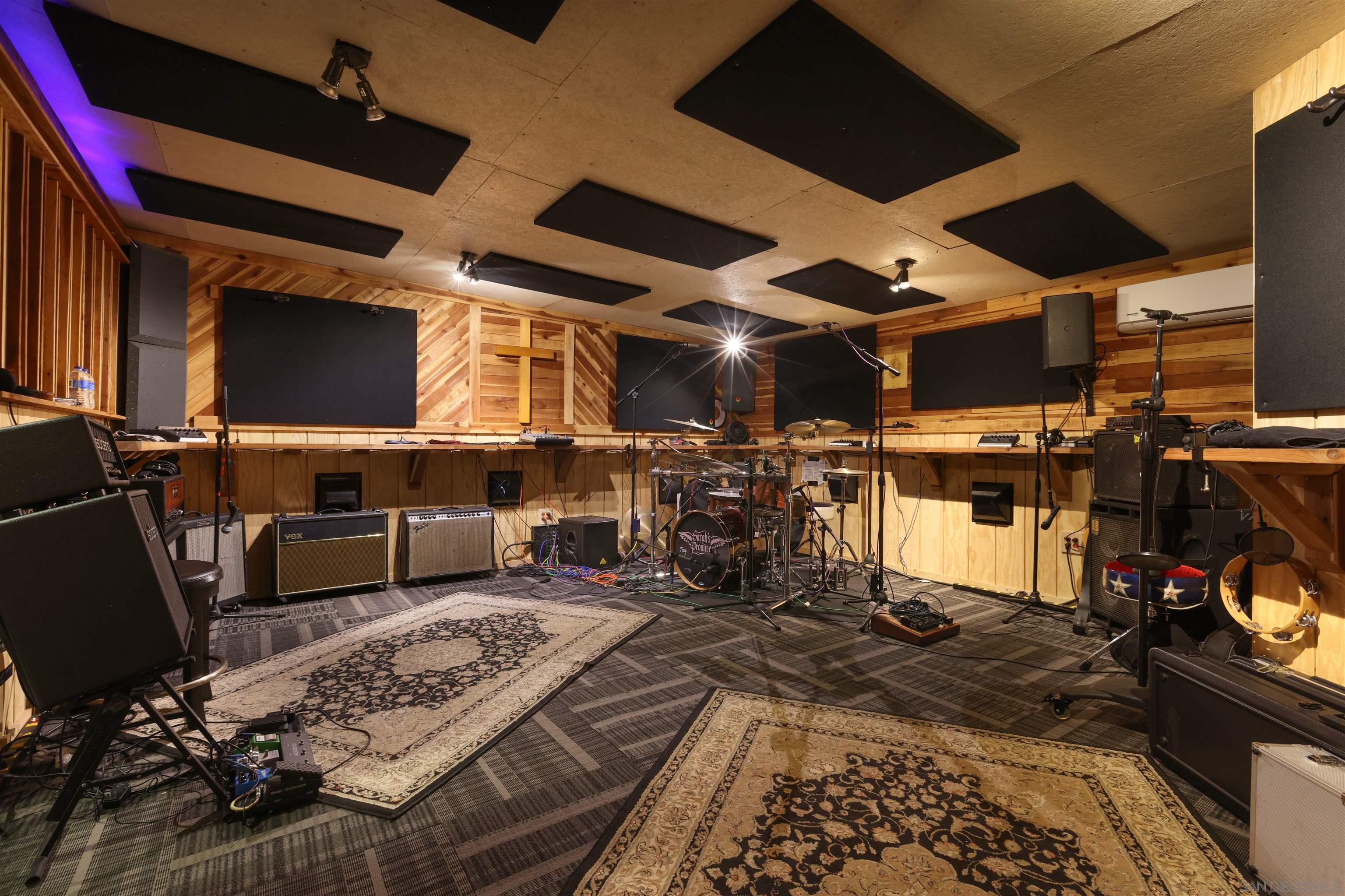 Detail Gallery Image 28 of 34 For 1686-88  Gecko Road, Vista,  CA 92083 - 5 Beds | 5/3 Baths