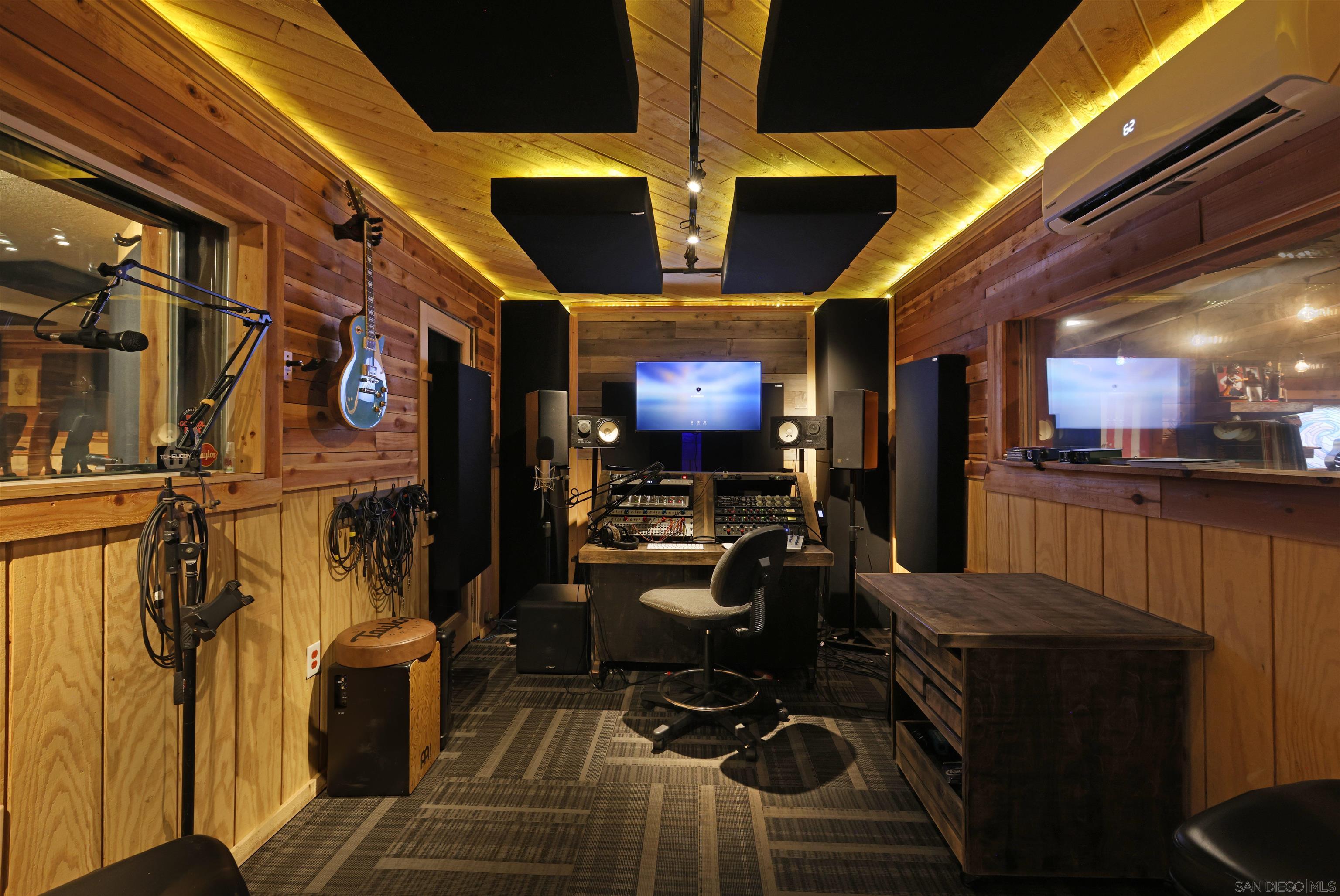 Detail Gallery Image 29 of 34 For 1686-88  Gecko Road, Vista,  CA 92083 - 5 Beds | 5/3 Baths