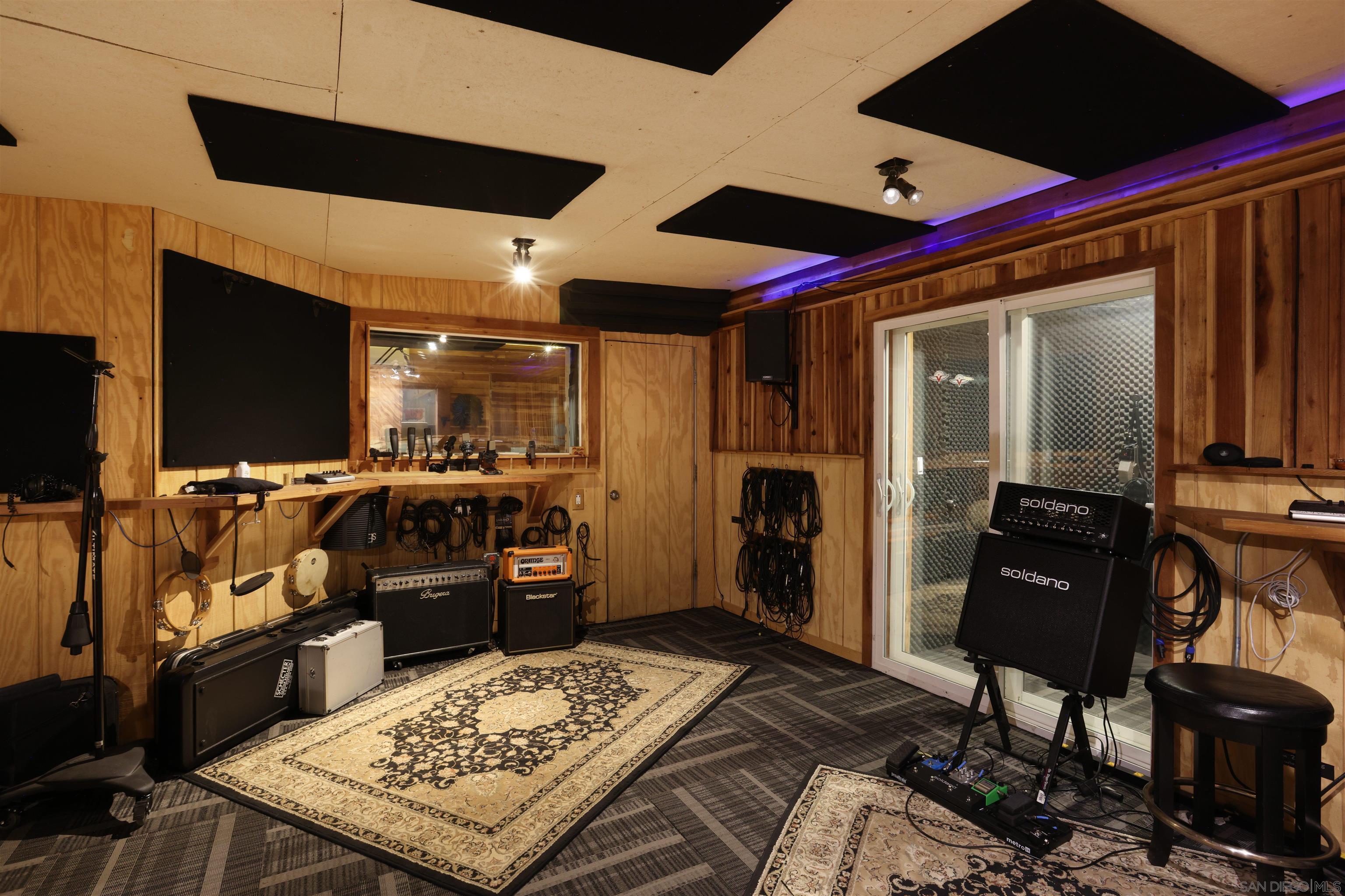 Detail Gallery Image 30 of 34 For 1686-88  Gecko Road, Vista,  CA 92083 - 5 Beds | 5/3 Baths