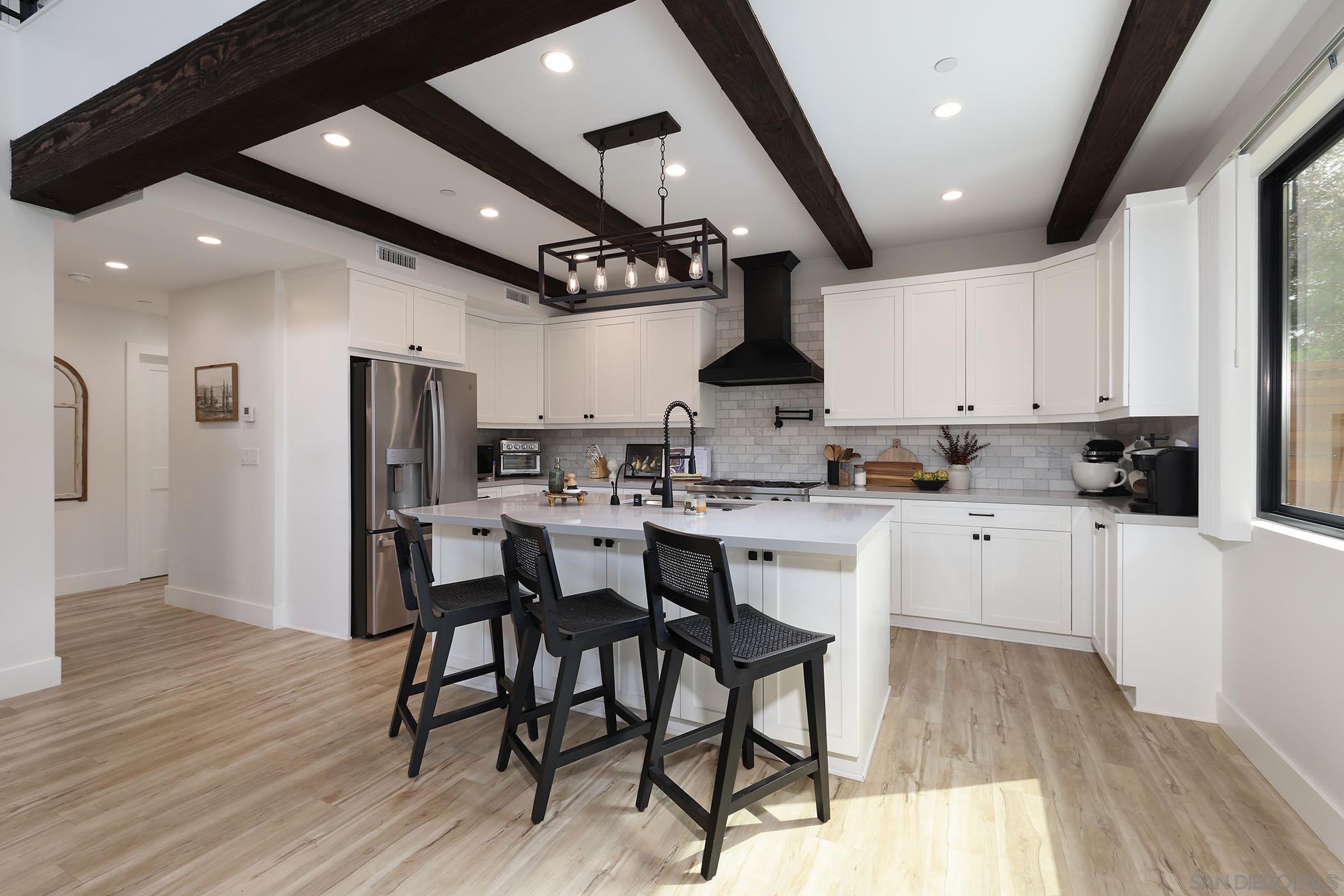 Detail Gallery Image 5 of 34 For 1686-88  Gecko Road, Vista,  CA 92083 - 5 Beds | 5/3 Baths