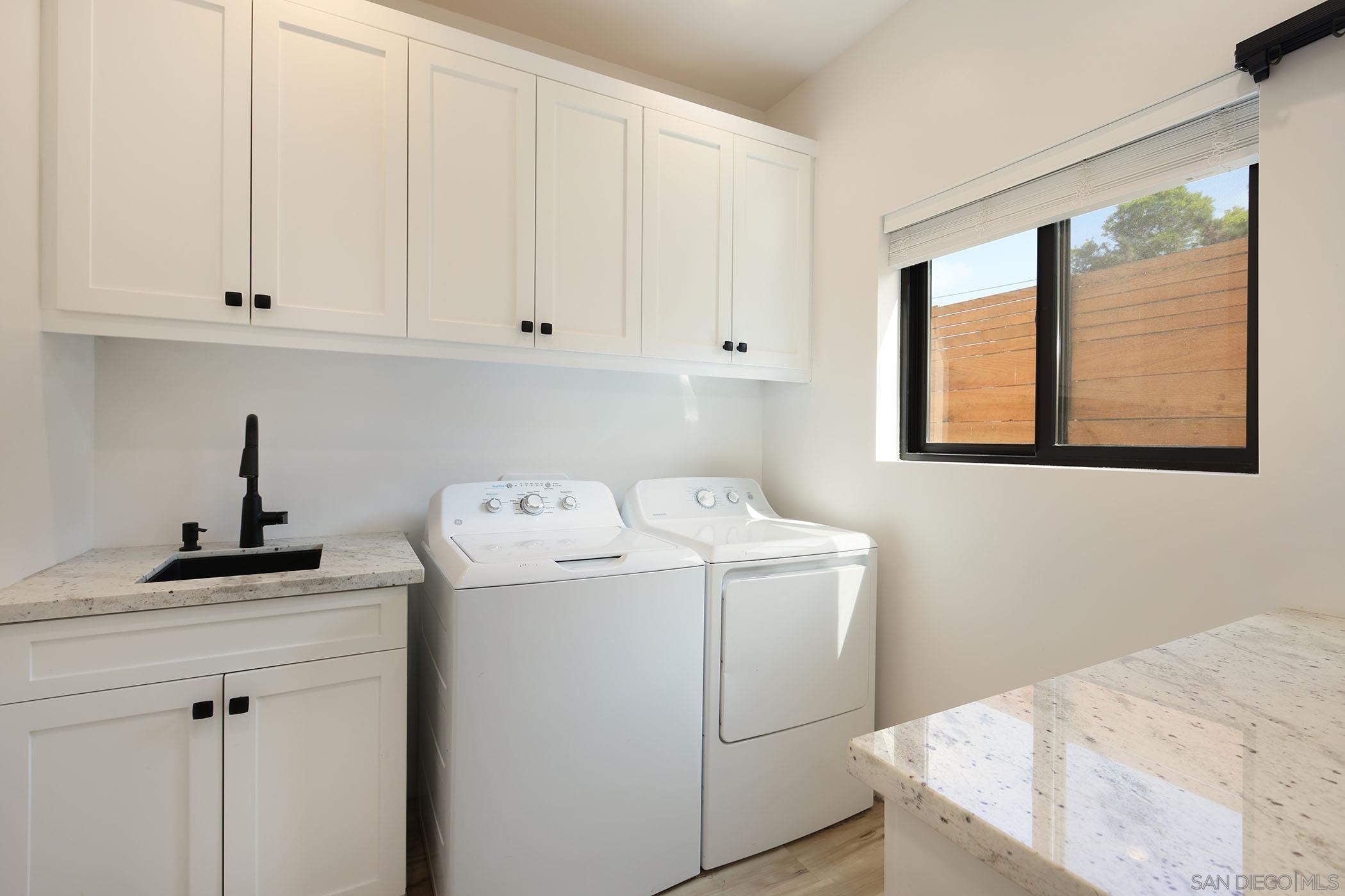 Detail Gallery Image 8 of 34 For 1686-88  Gecko Road, Vista,  CA 92083 - 5 Beds | 5/3 Baths