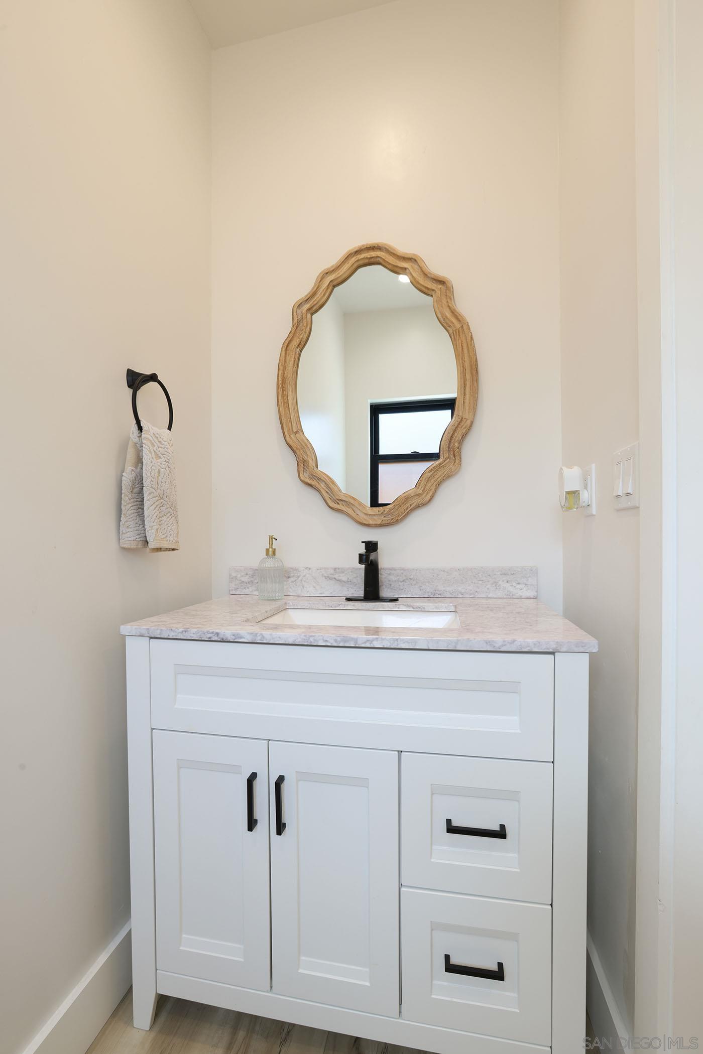 Detail Gallery Image 9 of 34 For 1686-88  Gecko Road, Vista,  CA 92083 - 5 Beds | 5/3 Baths