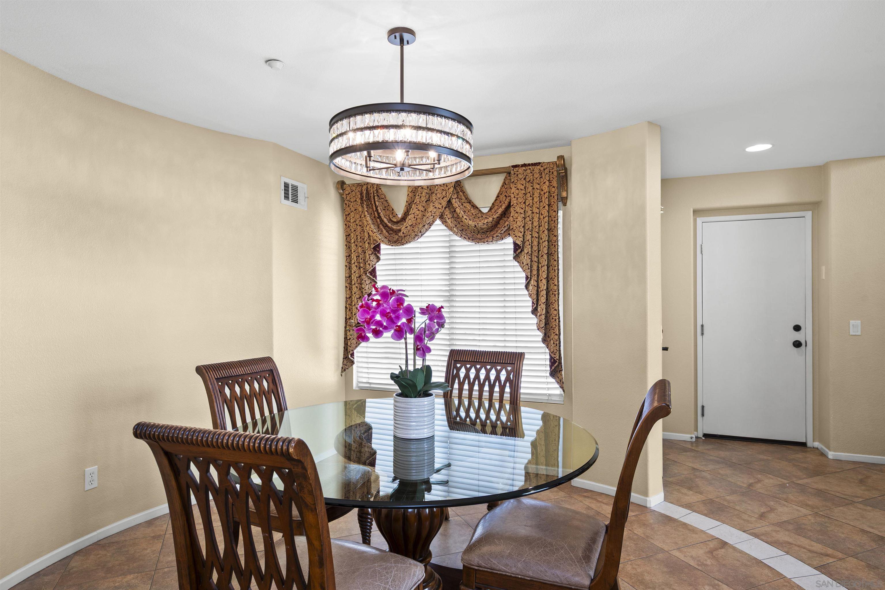 Detail Gallery Image 14 of 55 For 10145  Challenger Ct, Spring Valley,  CA 91978 - 5 Beds | 4 Baths