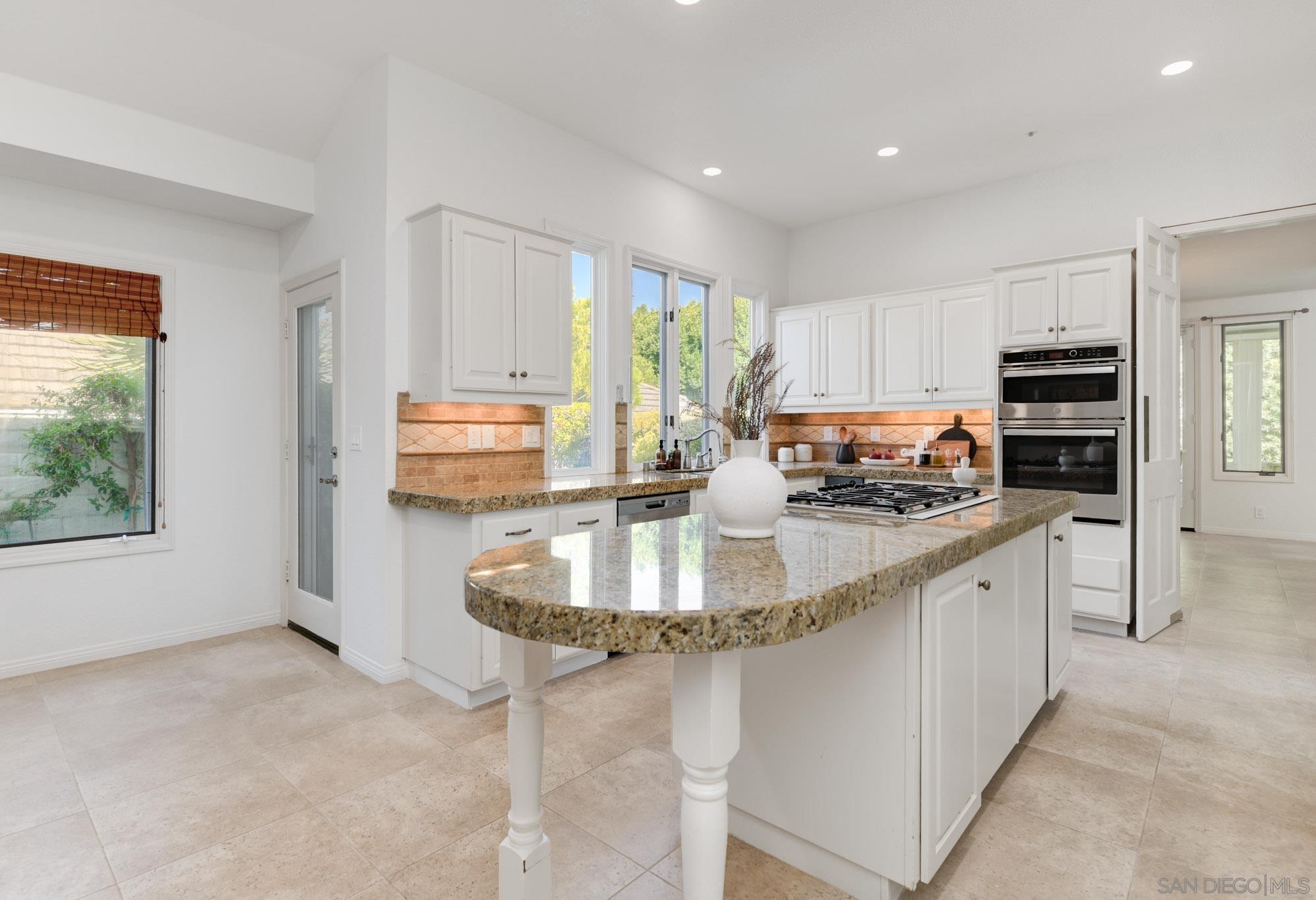 Detail Gallery Image 5 of 32 For 14231  Fox Run Row, San Diego,  CA 92130 - 3 Beds | 2/1 Baths