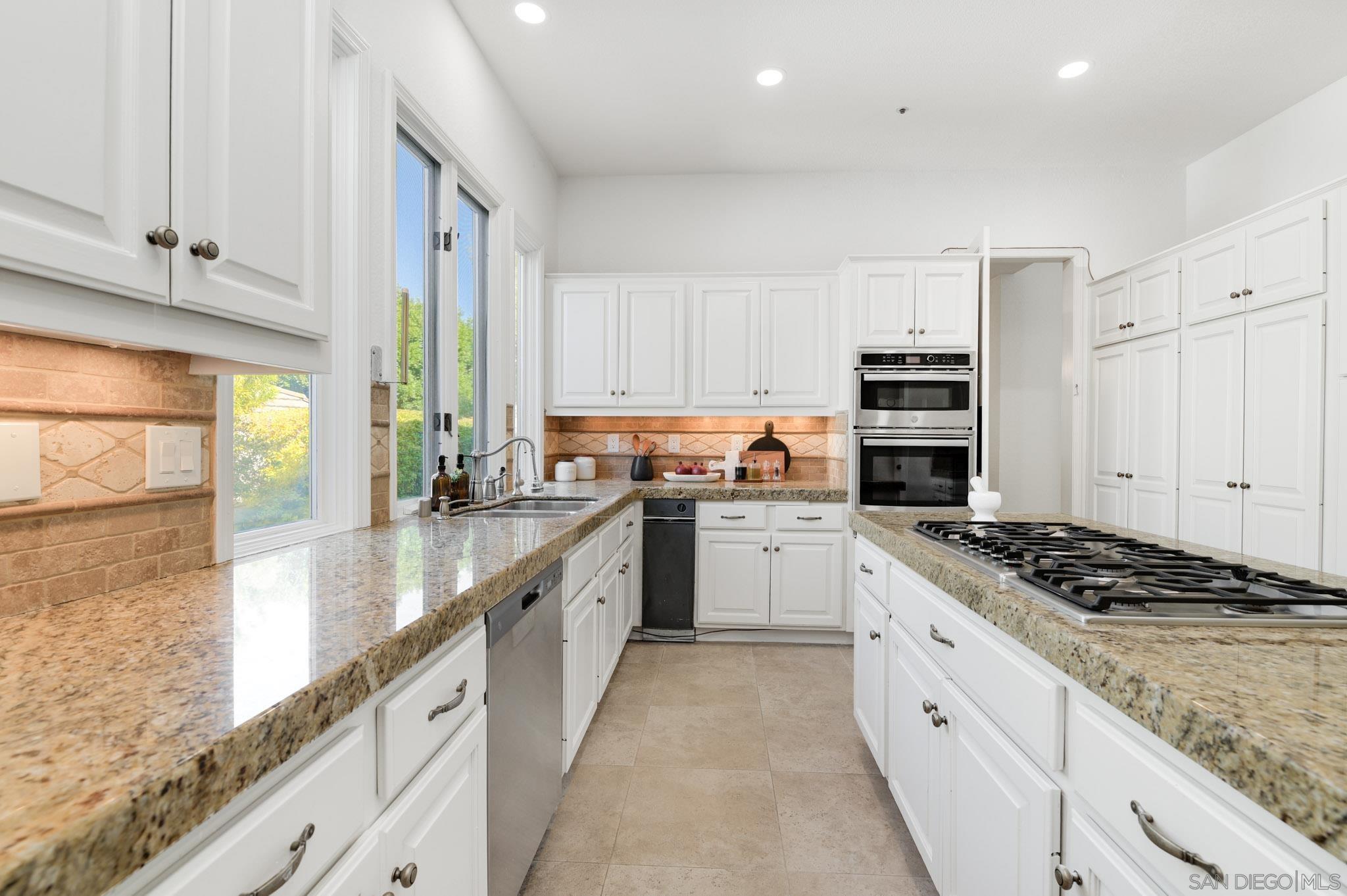 Detail Gallery Image 7 of 32 For 14231  Fox Run Row, San Diego,  CA 92130 - 3 Beds | 2/1 Baths