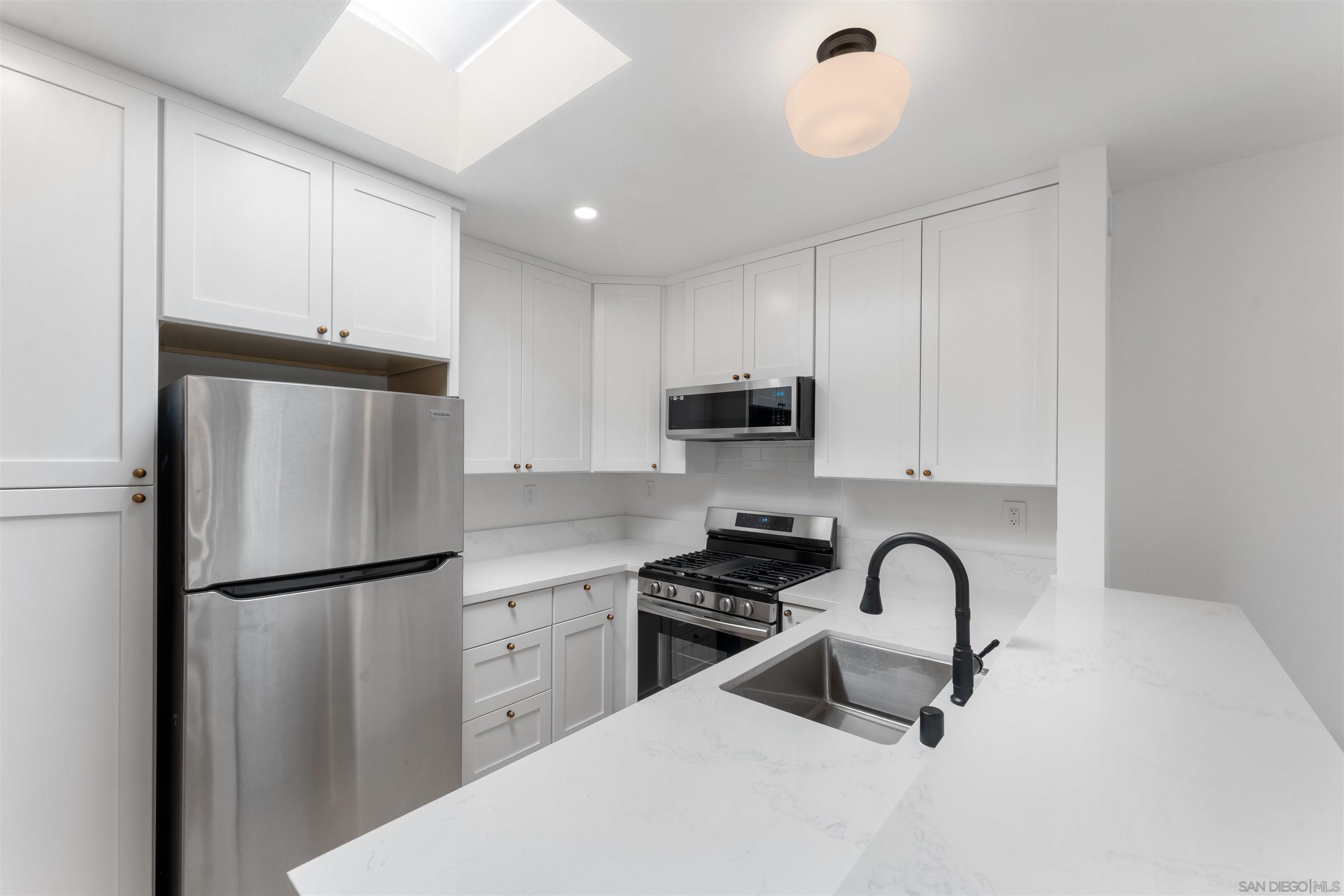 Detail Gallery Image 2 of 17 For 930 B  Avenue  20, National City,  CA 91950 - 2 Beds | 1 Baths