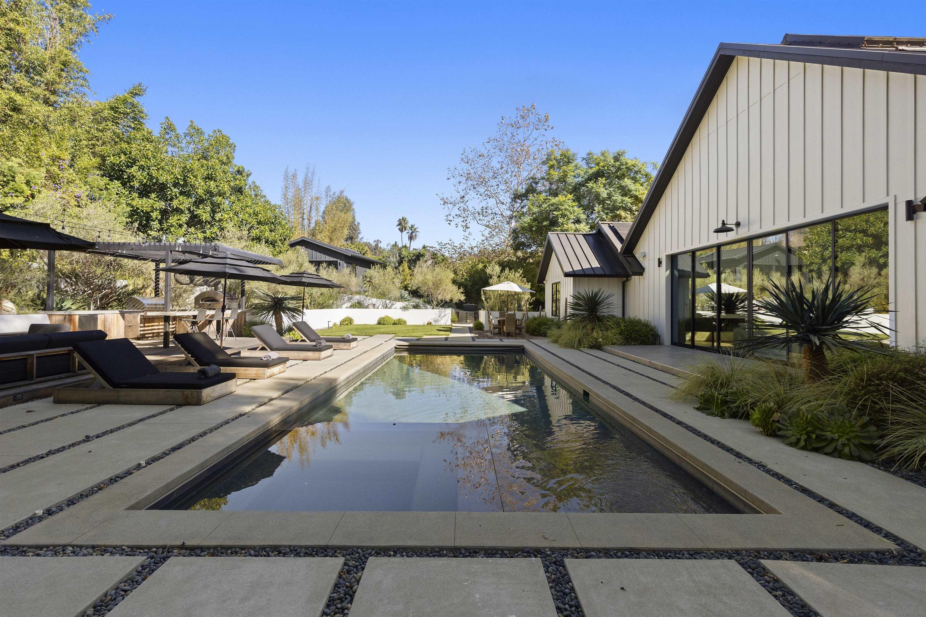 Detail Gallery Image 2 of 42 For 4874  Sun Valley Rd, Del Mar,  CA 92014 - 5 Beds | 5/1 Baths