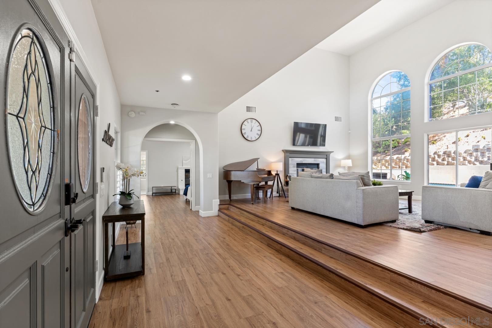 Detail Gallery Image 4 of 51 For 1696  Gil Way, Vista,  CA 92084 - 6 Beds | 5/1 Baths