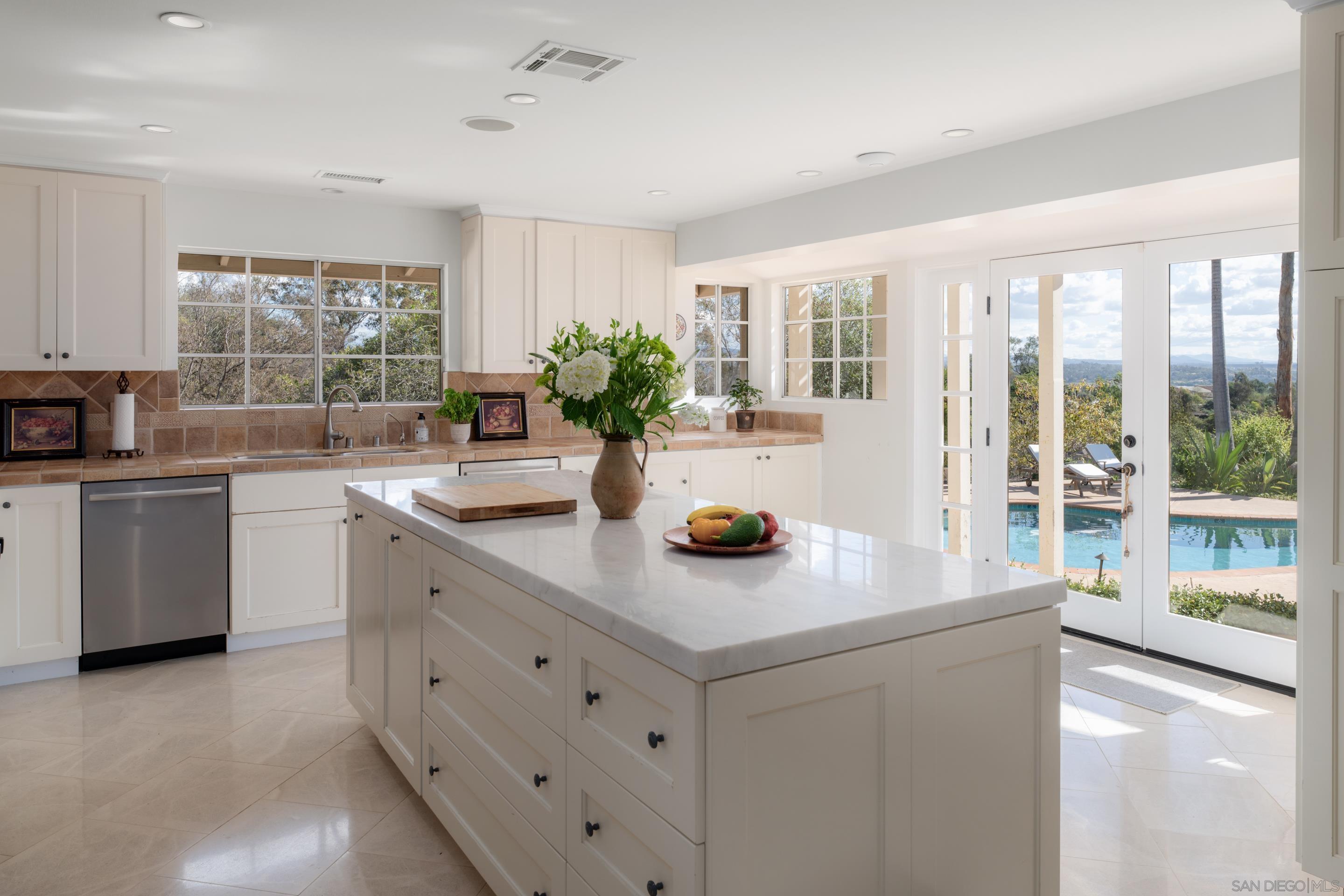 Detail Gallery Image 11 of 34 For 5327  La Glorieta, Rancho Santa Fe,  CA 92067 - 6 Beds | 6/1 Baths