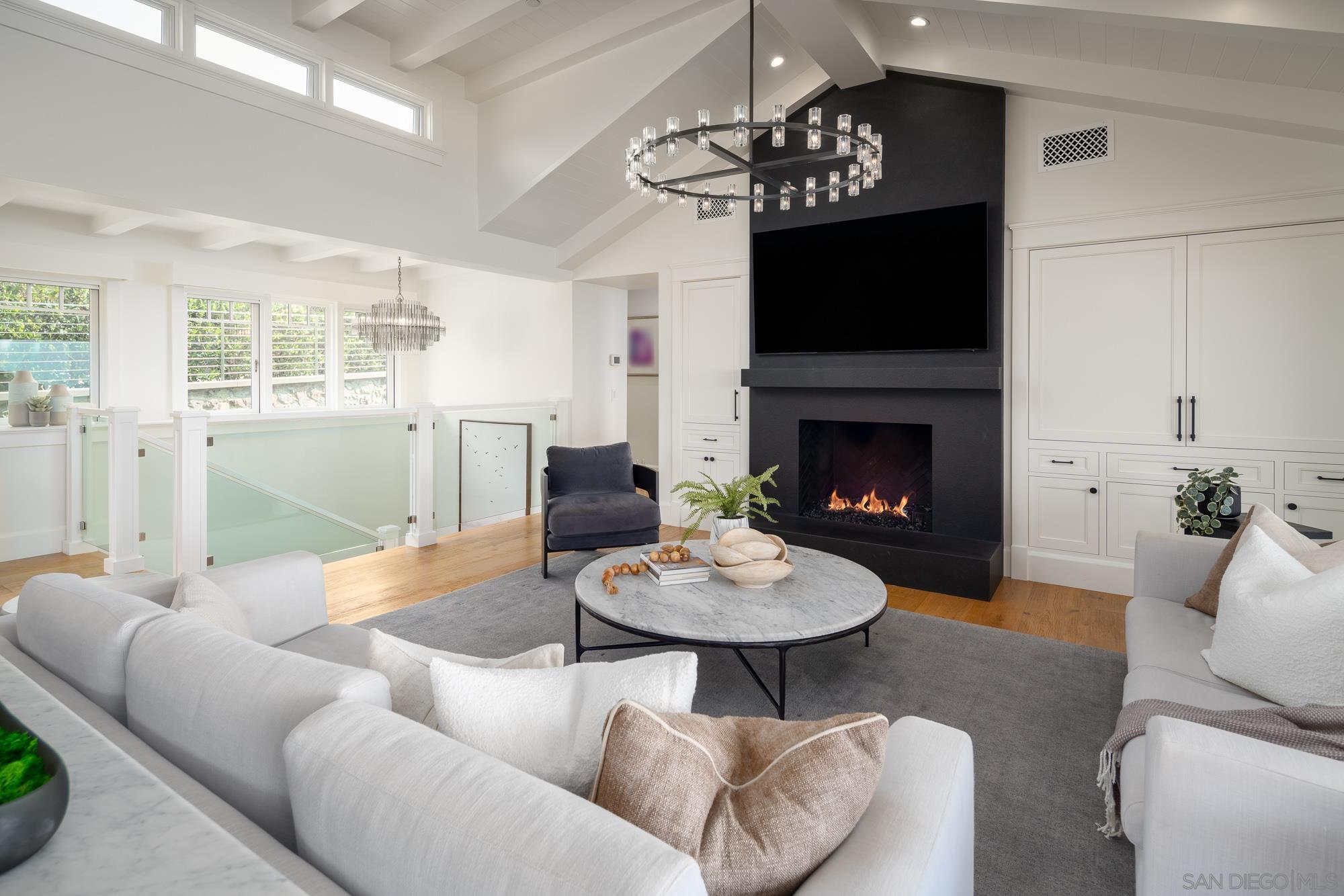 Detail Gallery Image 11 of 37 For 2026  Seaview, Del Mar,  CA 92014 - 5 Beds | 5/2 Baths