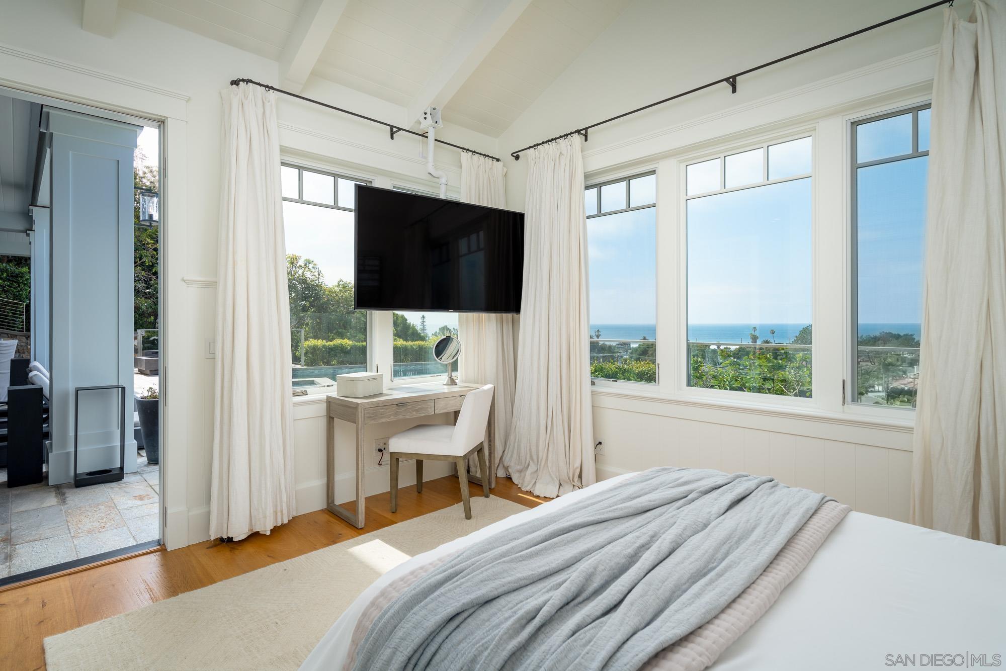 Detail Gallery Image 24 of 37 For 2026  Seaview, Del Mar,  CA 92014 - 5 Beds | 5/2 Baths
