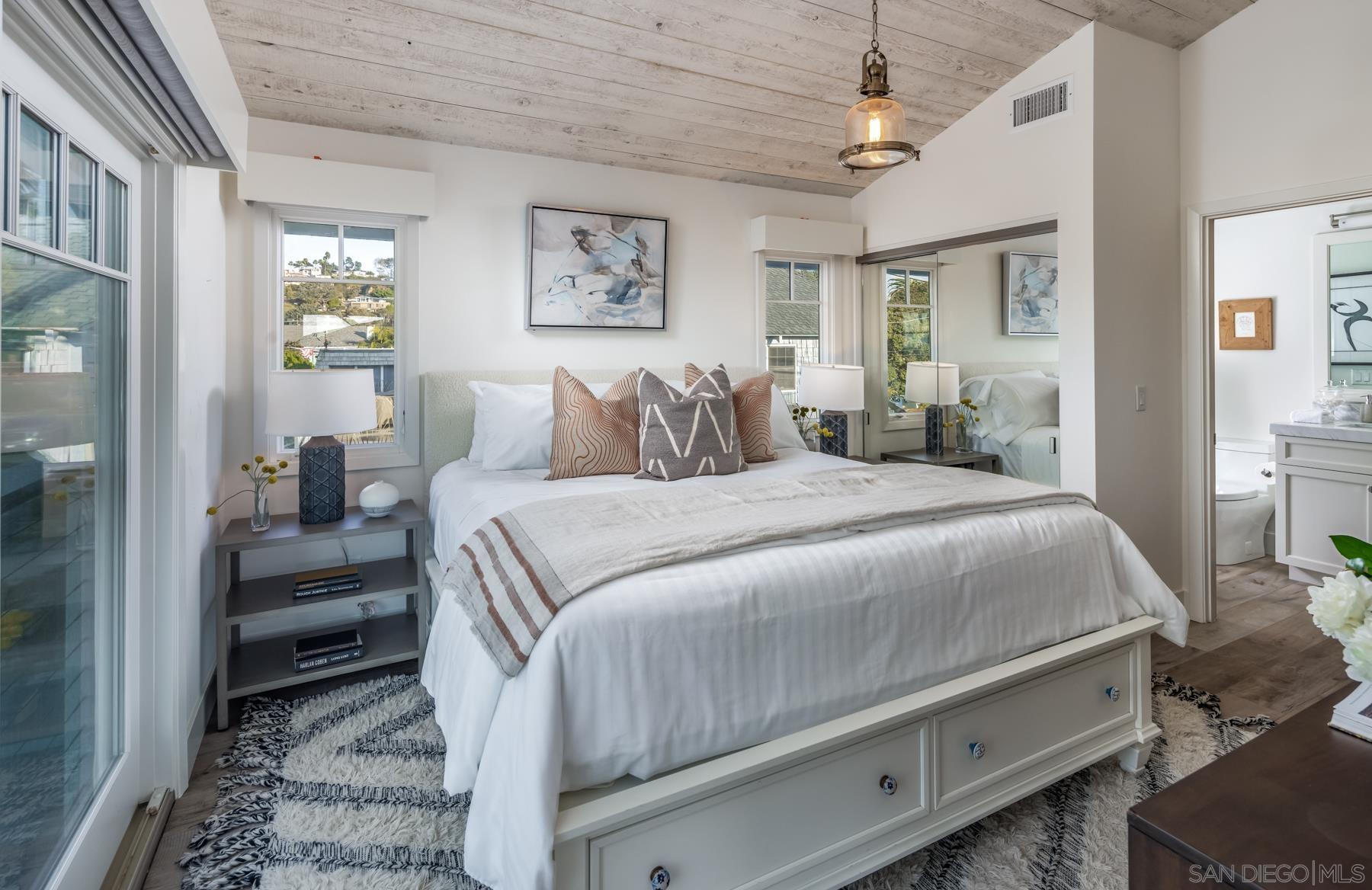 Detail Gallery Image 19 of 30 For 2050  Ocean Front, Del Mar,  CA 92014 - 5 Beds | 5 Baths