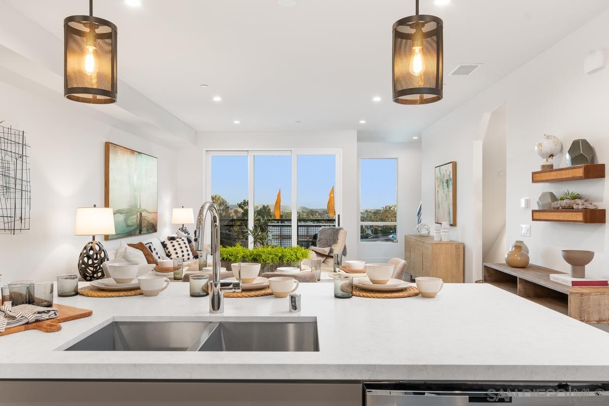 Detail Gallery Image 4 of 25 For 1045  32nd St  4, San Diego,  CA 92102 - 3 Beds | 3/1 Baths