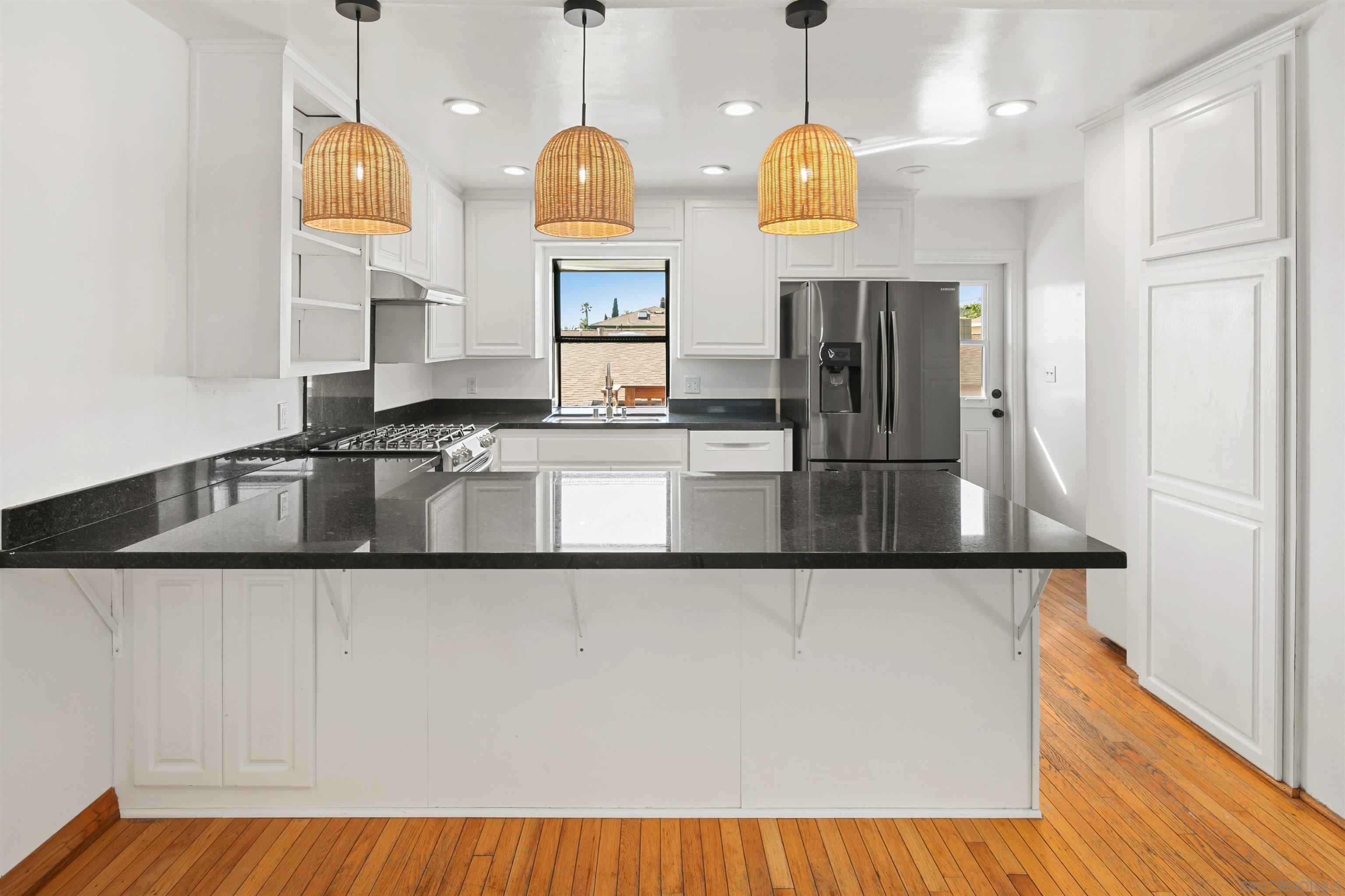 Detail Gallery Image 2 of 54 For 1166  Agate St, San Diego,  CA 92109 - 3 Beds | 2/1 Baths