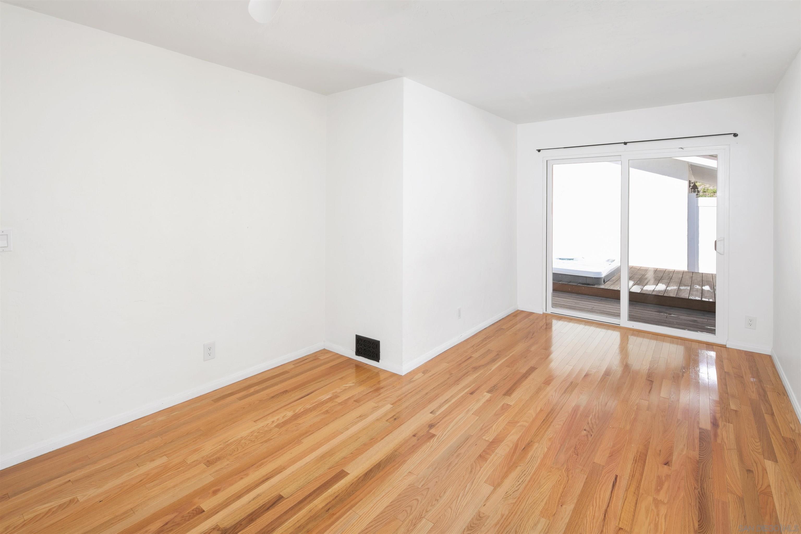 Detail Gallery Image 12 of 54 For 1166  Agate St, San Diego,  CA 92109 - 3 Beds | 2/1 Baths