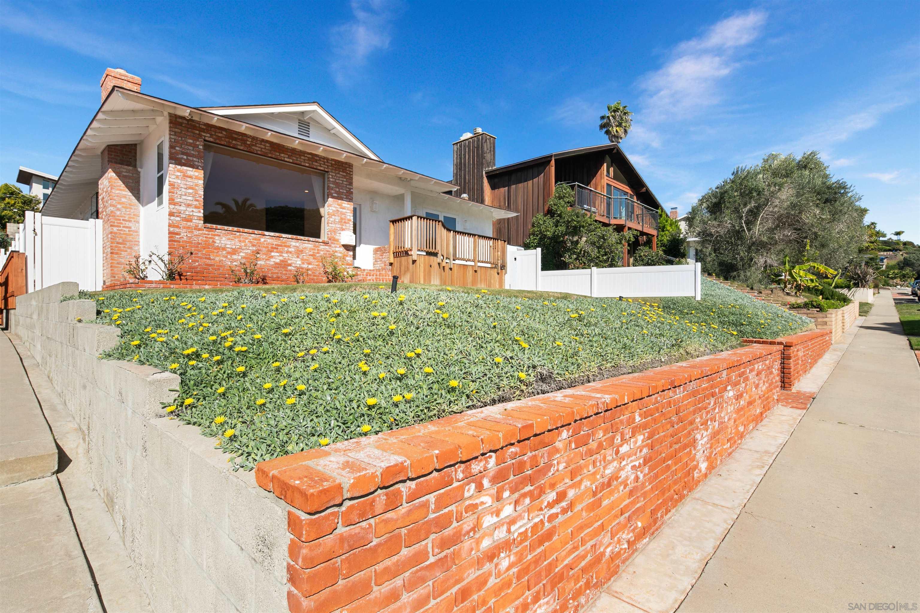 Detail Gallery Image 4 of 54 For 1166  Agate St, San Diego,  CA 92109 - 3 Beds | 2/1 Baths