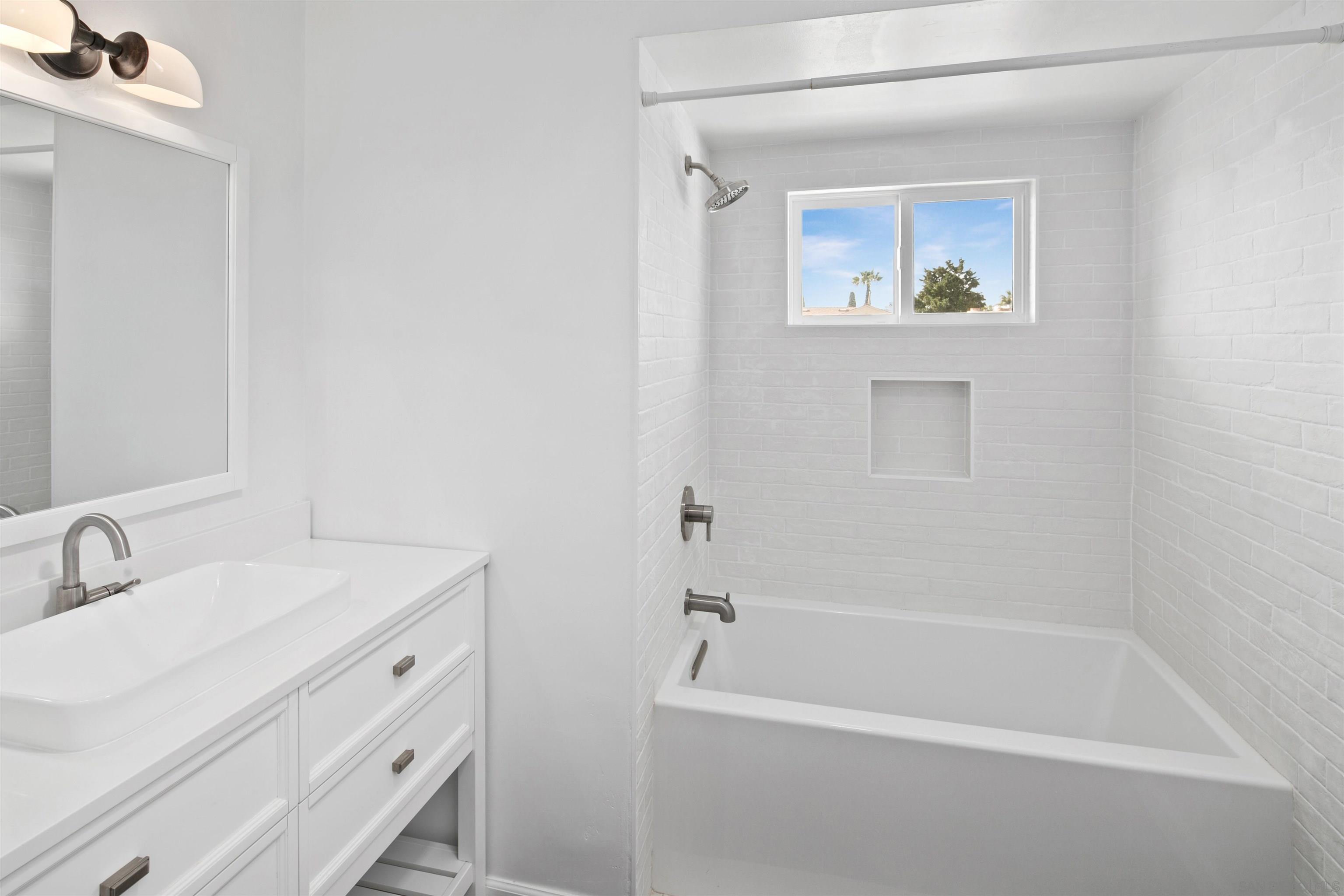 Detail Gallery Image 6 of 54 For 1166  Agate St, San Diego,  CA 92109 - 3 Beds | 2/1 Baths