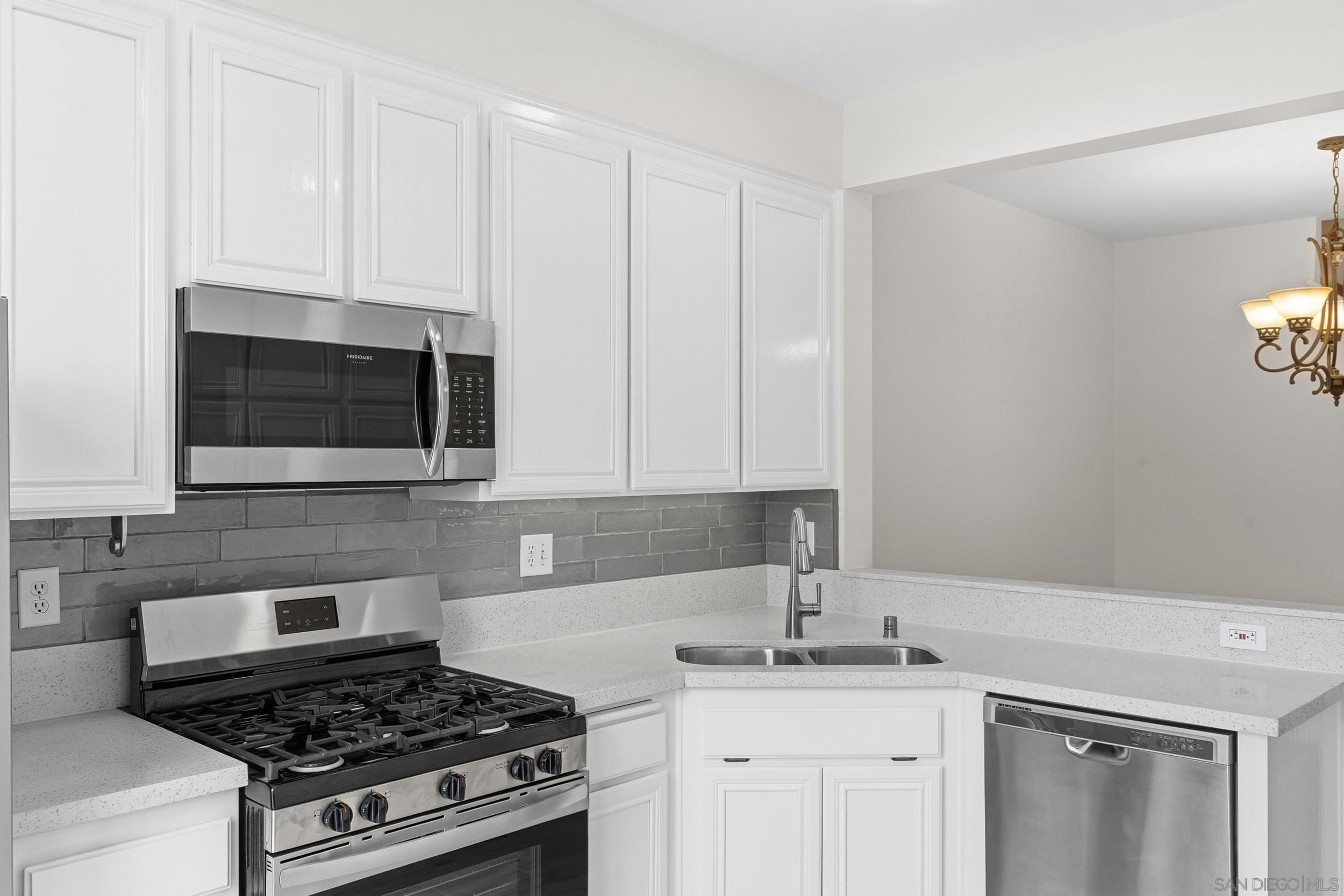 Detail Gallery Image 13 of 44 For 2235  Lago Ventana, Chula Vista,  CA 91914 - 4 Beds | 3 Baths