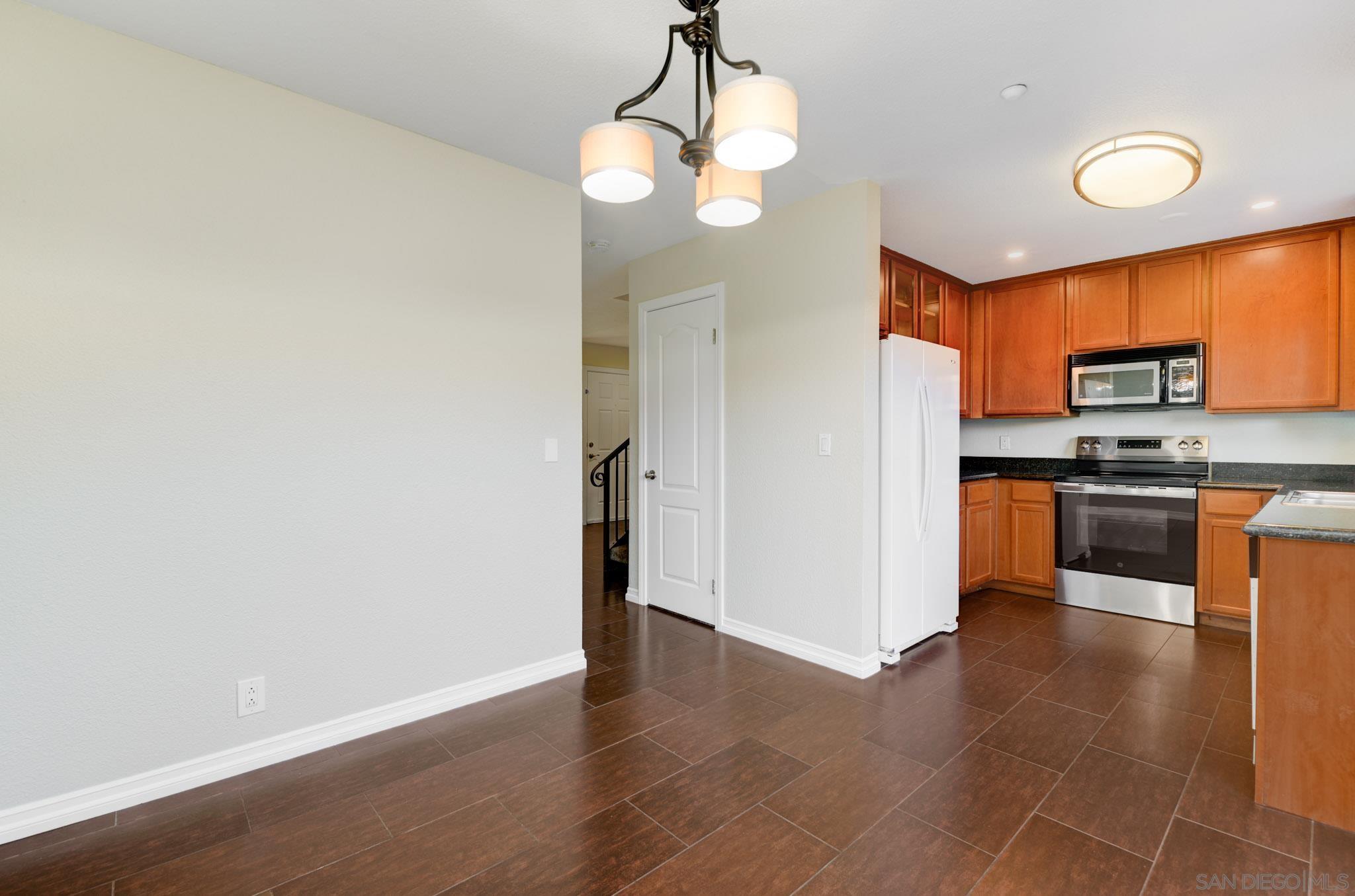 Detail Gallery Image 9 of 25 For 615  Fredricks Ave  #122,  Oceanside,  CA 92058 - 3 Beds | 1/1 Baths