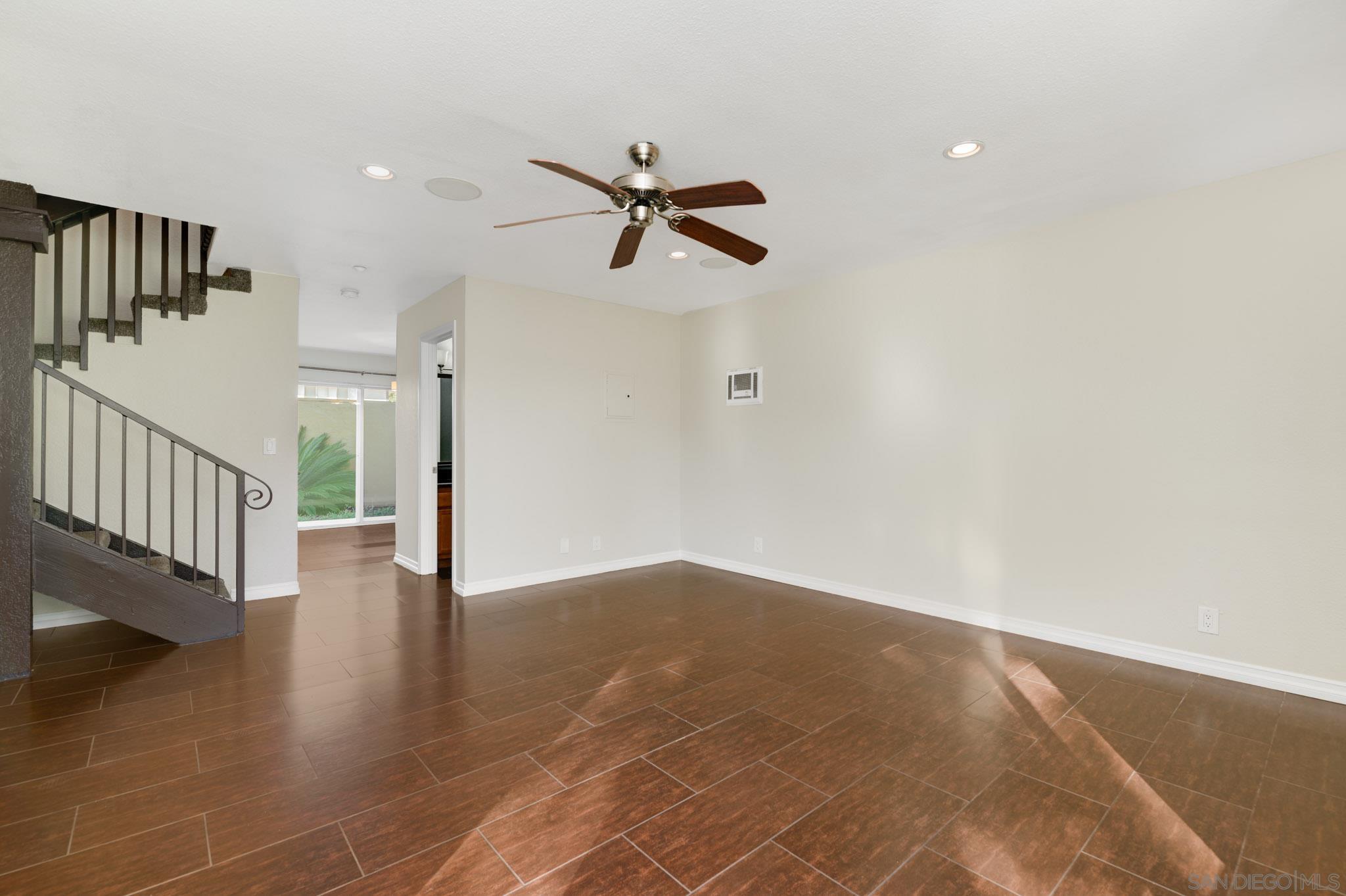 Detail Gallery Image 5 of 25 For 615  Fredricks Ave  #122,  Oceanside,  CA 92058 - 3 Beds | 1/1 Baths