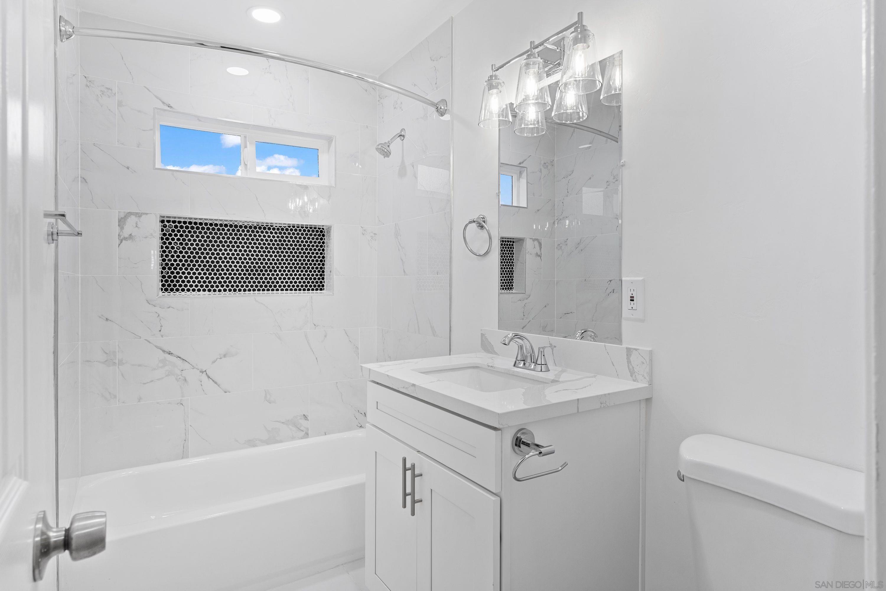 Detail Gallery Image 2 of 8 For 3821  Marlborough Ave, San Diego,  CA 92105 - 2 Beds | 1 Baths