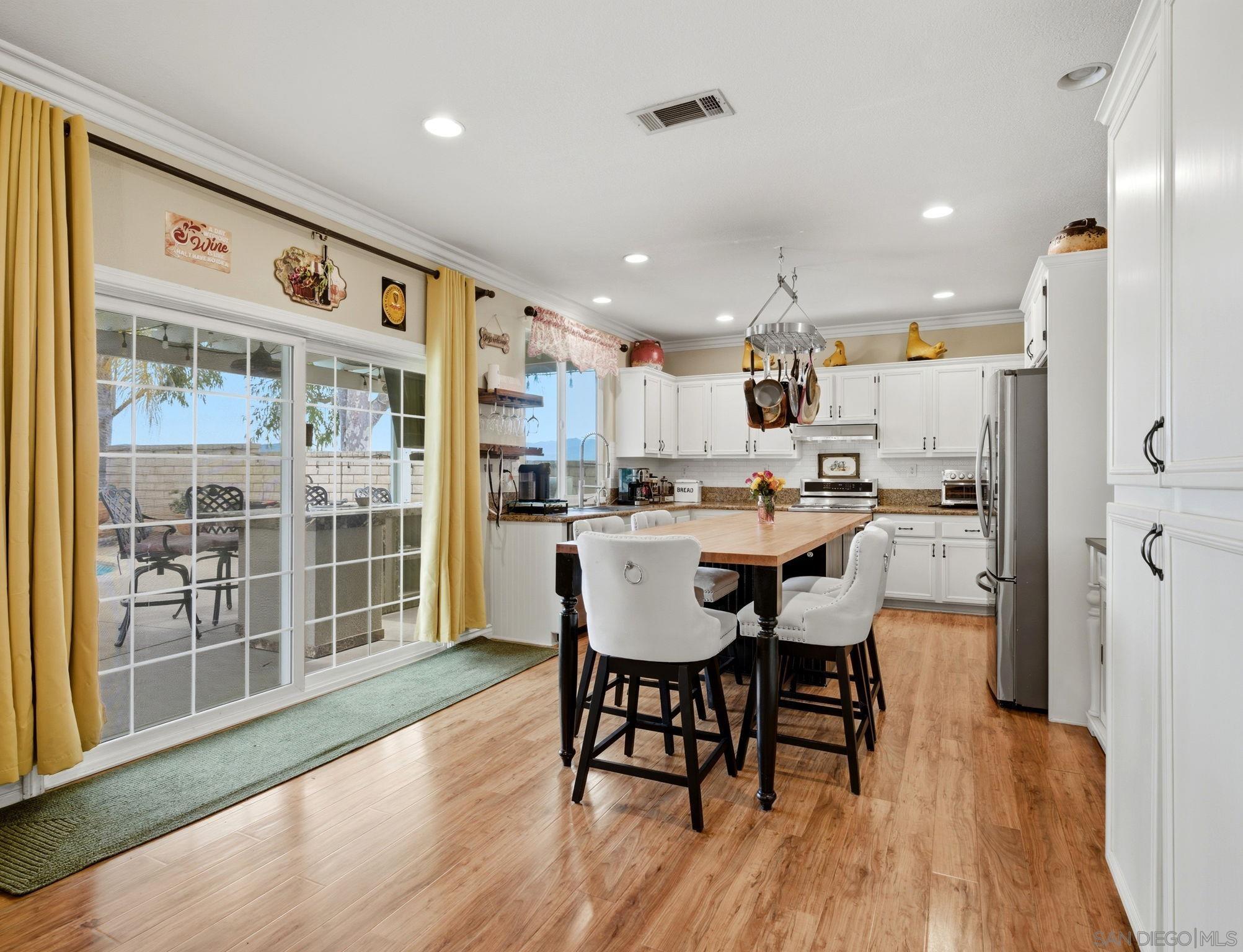 Detail Gallery Image 10 of 34 For 43084  Knightsbridge Way, Temecula,  CA 92592 - 5 Beds | 2/1 Baths