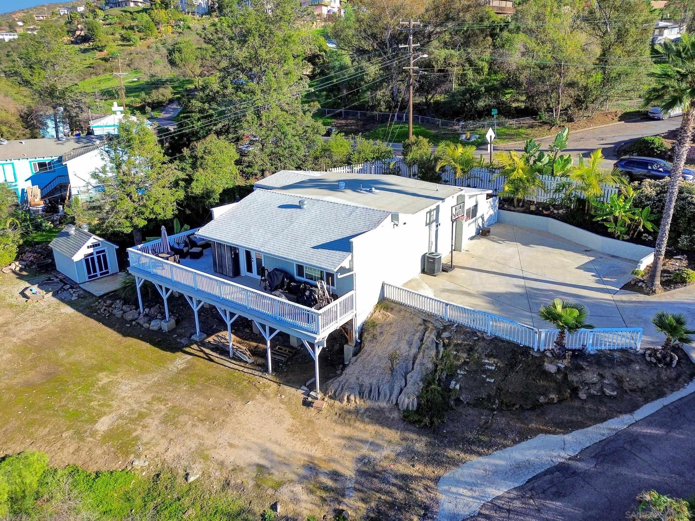 Detail Gallery Image 2 of 51 For 2312  Helix St., Spring Valley,  CA 91977 - 3 Beds | 3 Baths