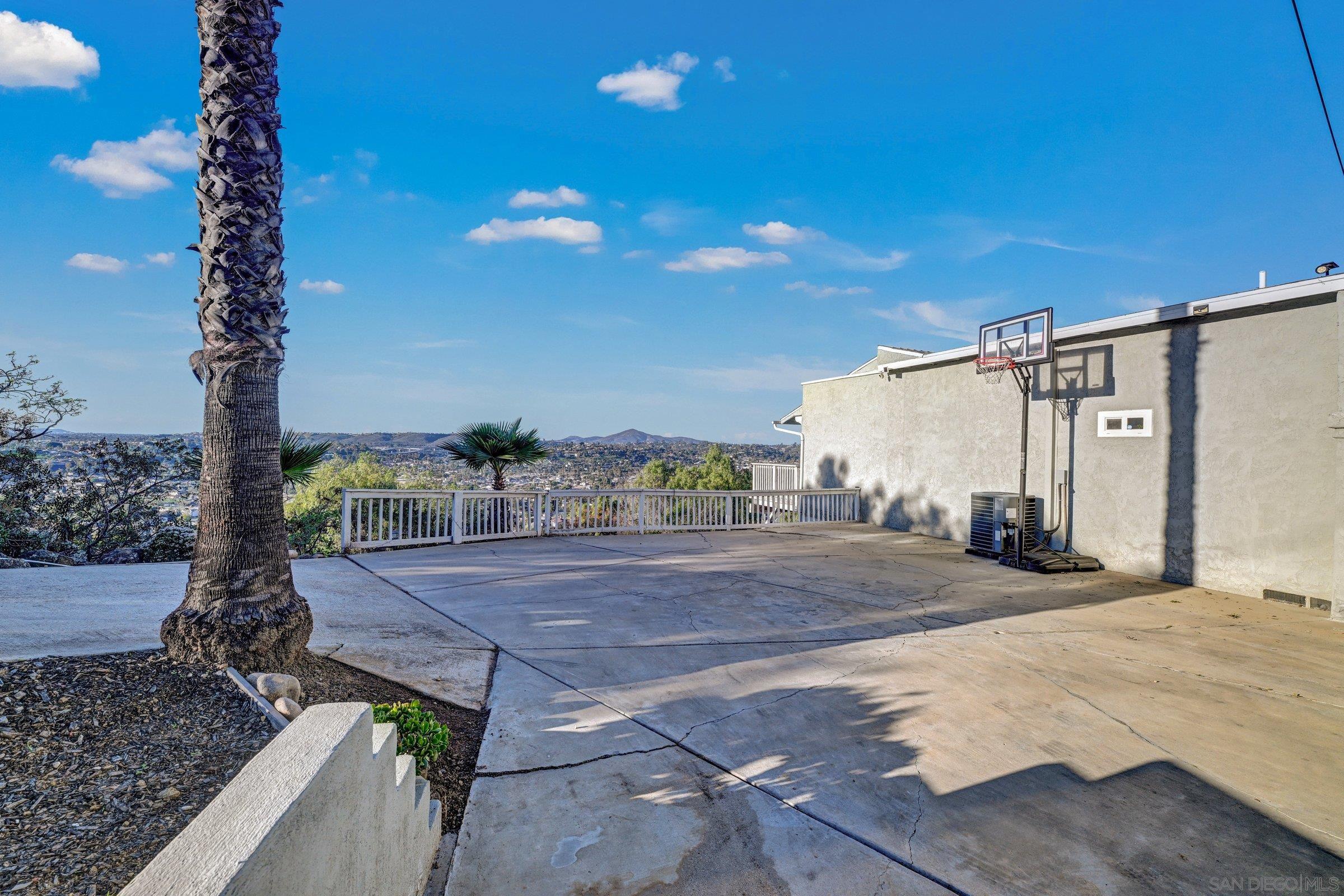 Detail Gallery Image 15 of 51 For 2312  Helix St., Spring Valley,  CA 91977 - 3 Beds | 3 Baths