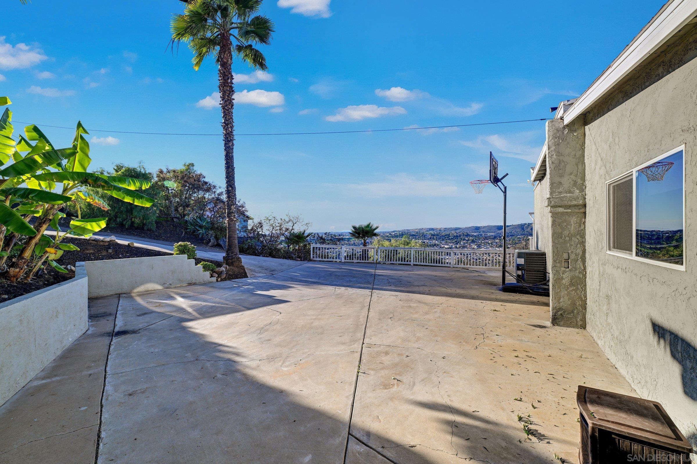 Detail Gallery Image 17 of 51 For 2312  Helix St., Spring Valley,  CA 91977 - 3 Beds | 3 Baths