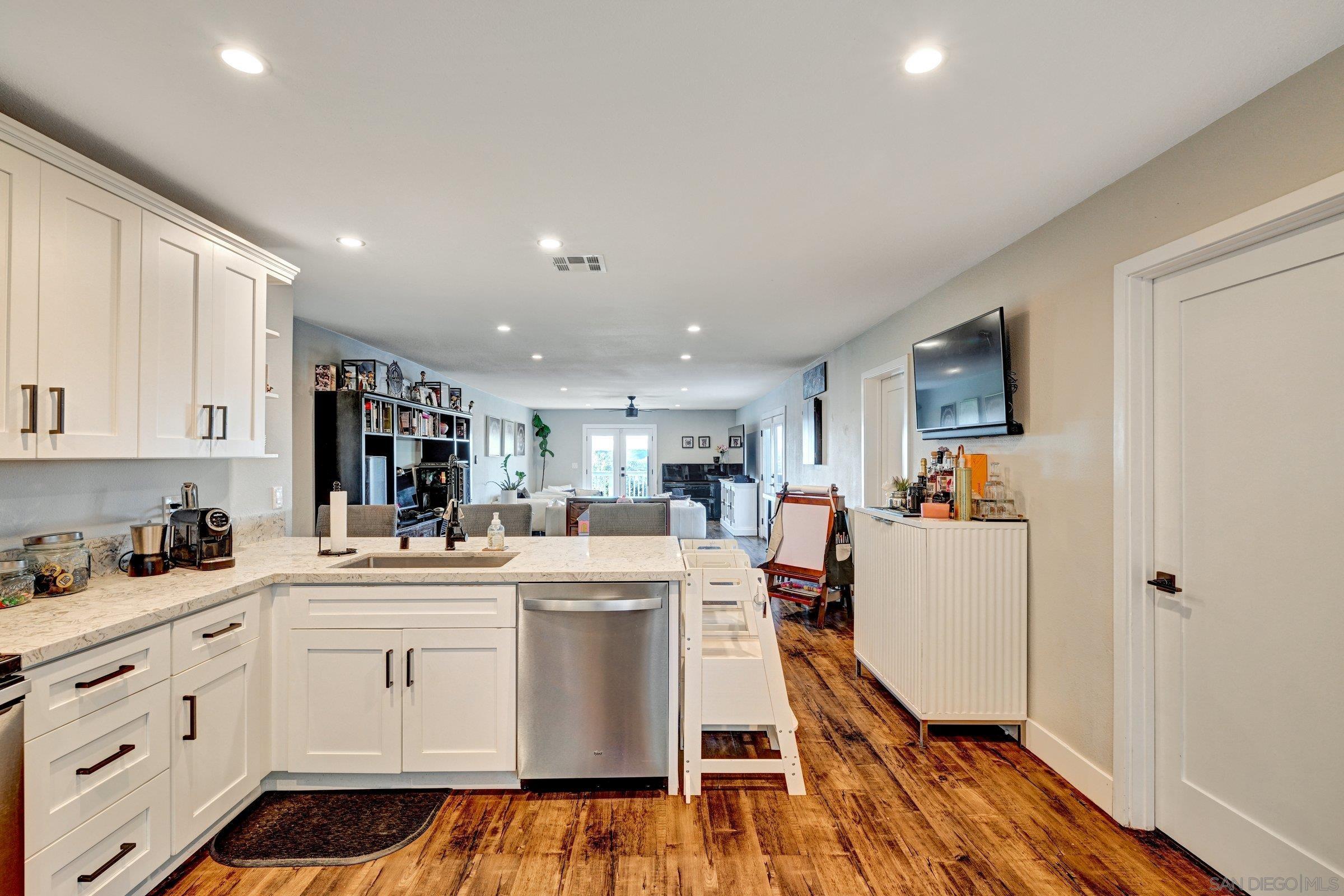 Detail Gallery Image 19 of 51 For 2312  Helix St., Spring Valley,  CA 91977 - 3 Beds | 3 Baths