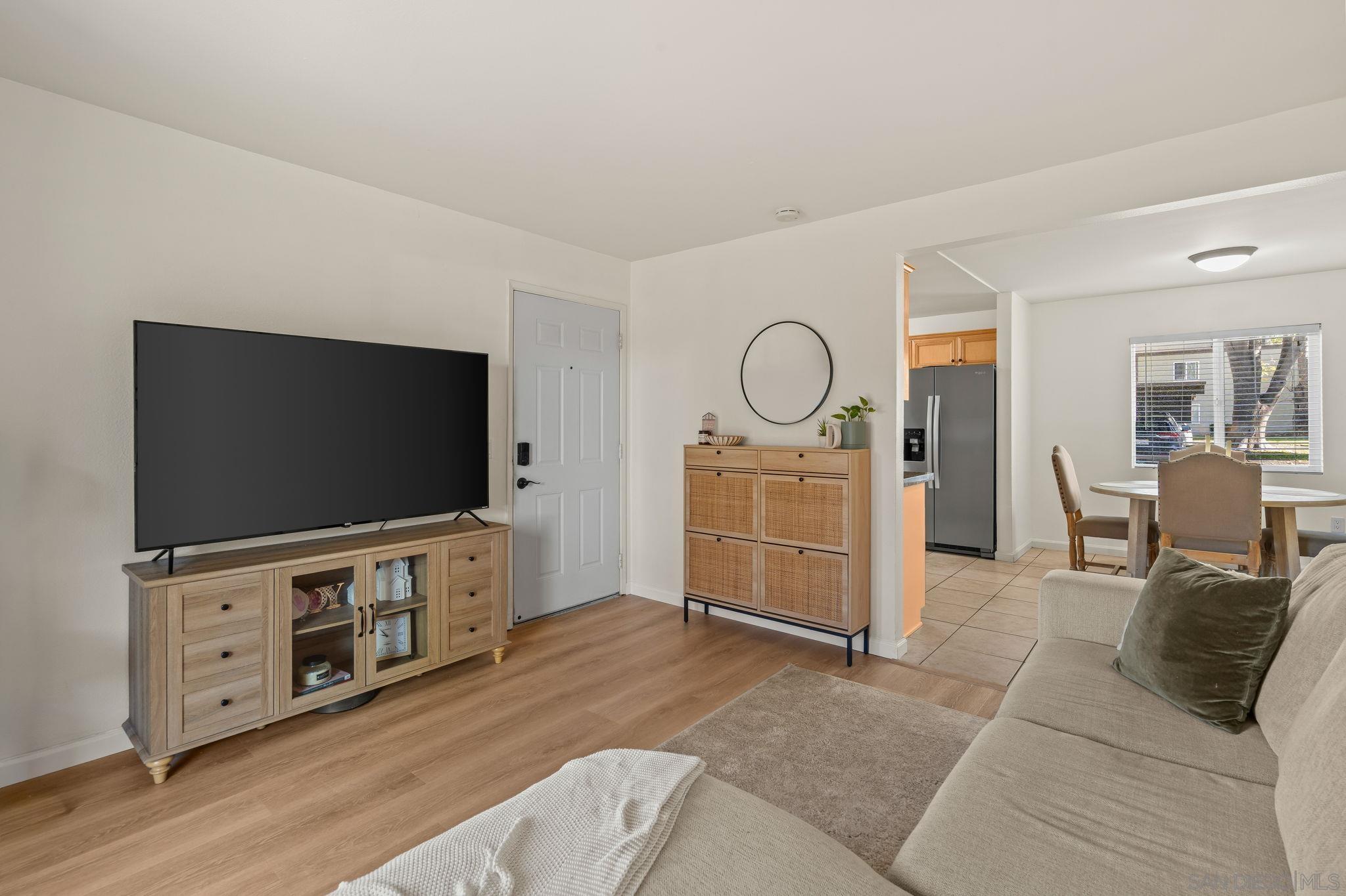 Detail Gallery Image 2 of 31 For 2528  White Oak Pl  #3,  Escondido,  CA 92027 - 2 Beds | 1 Baths