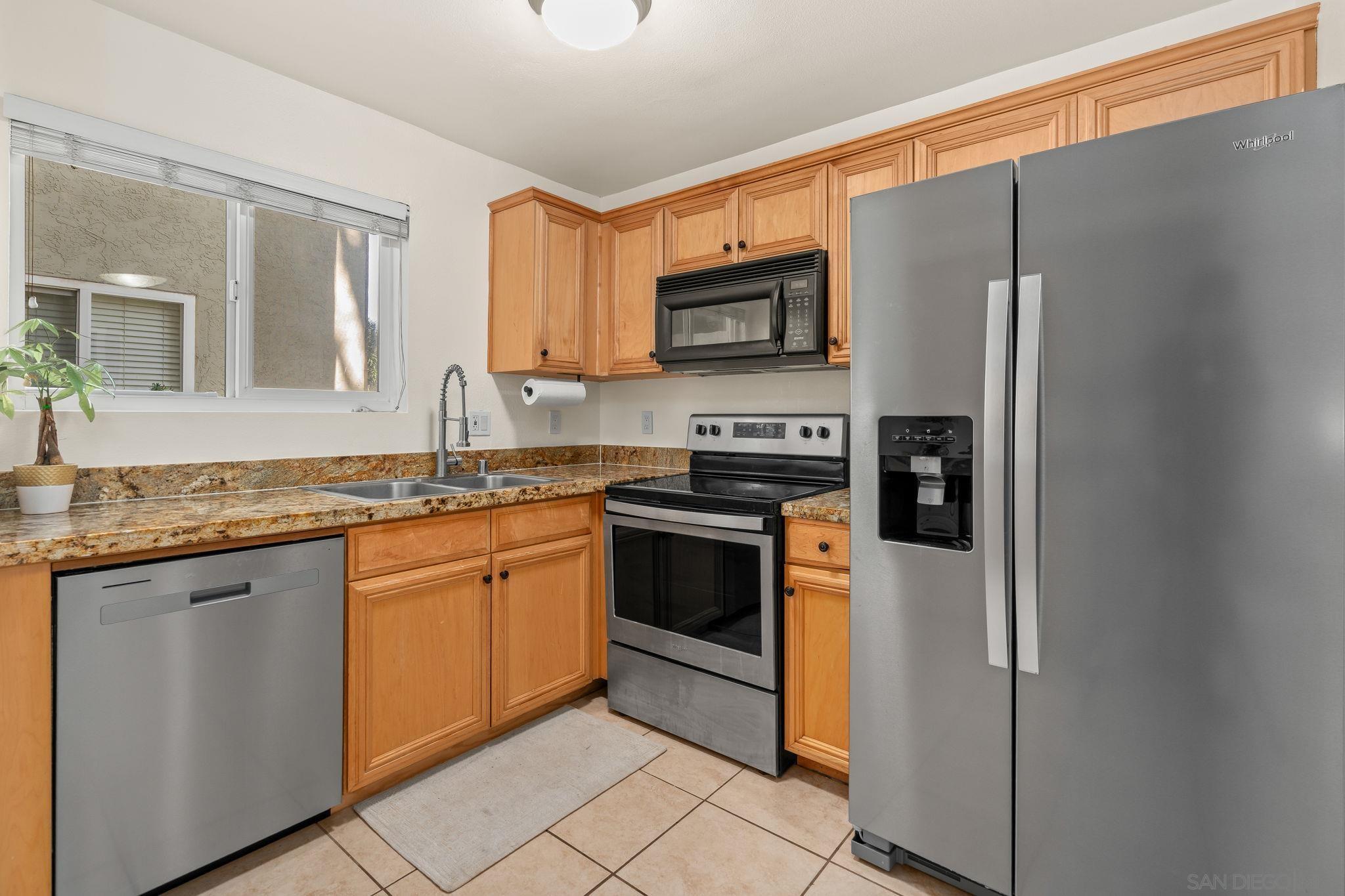 Detail Gallery Image 2 of 31 For 2528  White Oak Pl  #3,  Escondido,  CA 92027 - 2 Beds | 1 Baths