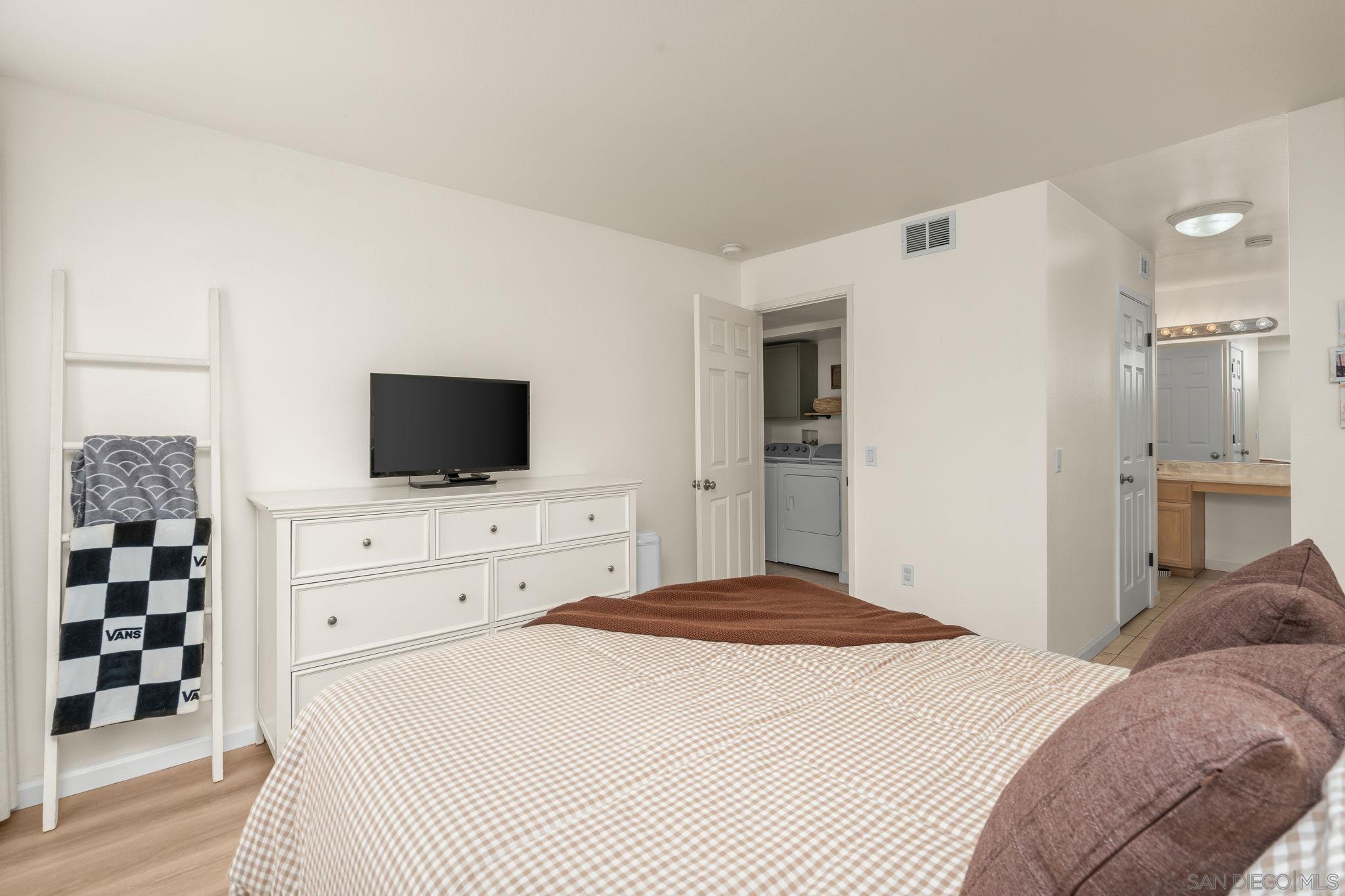 Detail Gallery Image 14 of 31 For 2528  White Oak Pl  #3,  Escondido,  CA 92027 - 2 Beds | 1 Baths