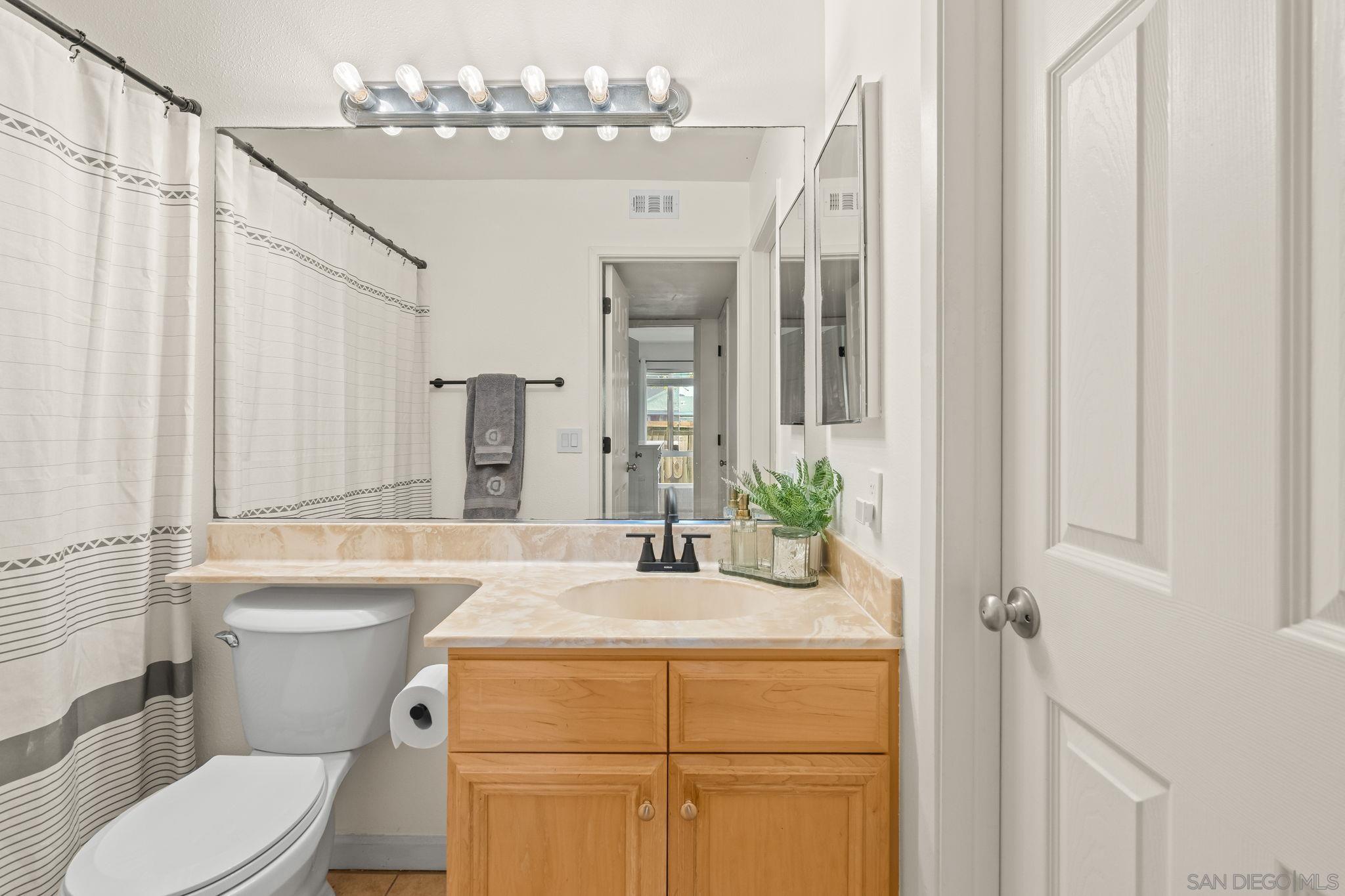 Detail Gallery Image 19 of 31 For 2528  White Oak Pl  #3,  Escondido,  CA 92027 - 2 Beds | 1 Baths