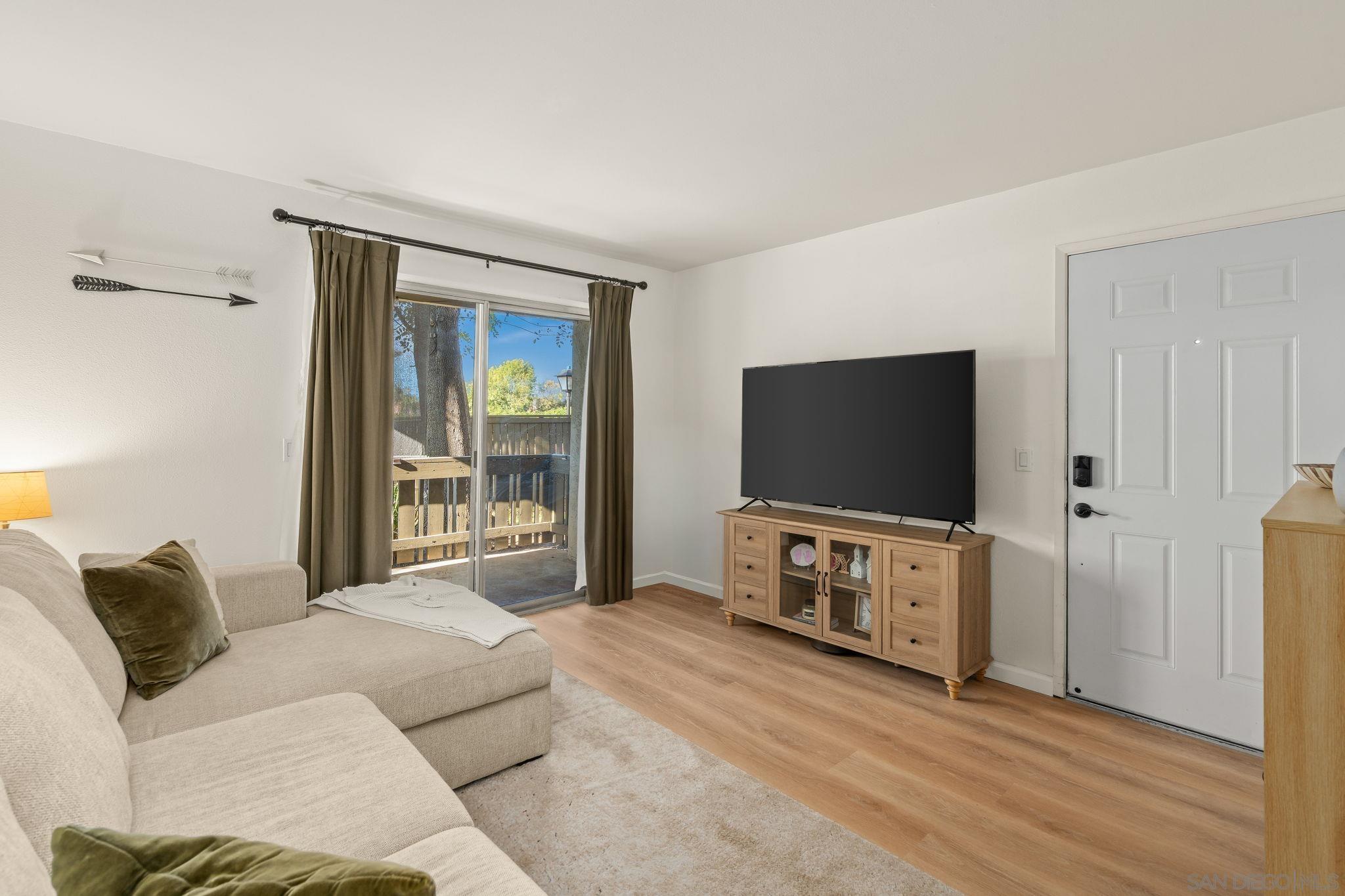 Detail Gallery Image 4 of 31 For 2528  White Oak Pl  #3,  Escondido,  CA 92027 - 2 Beds | 1 Baths