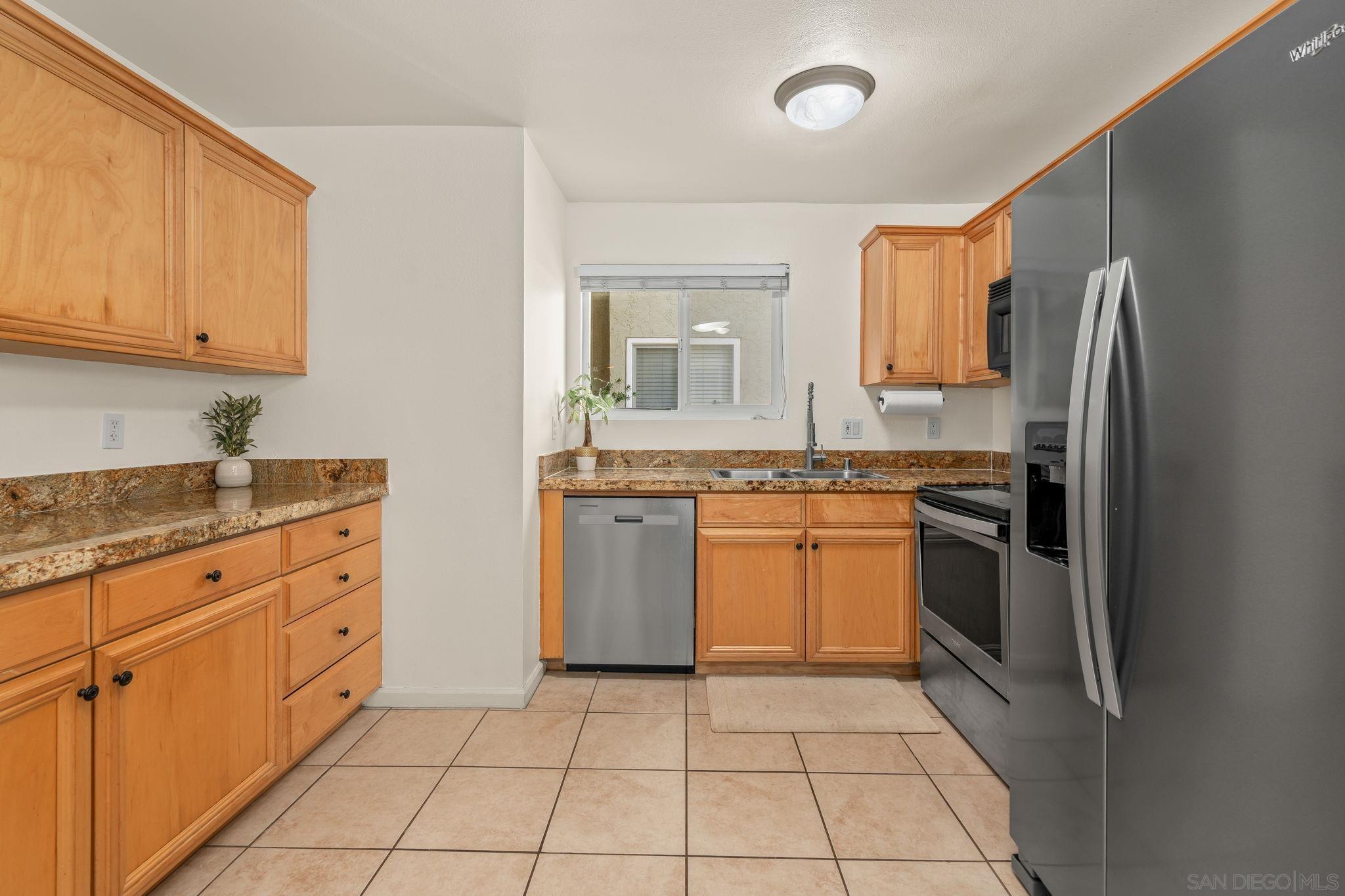 Detail Gallery Image 6 of 31 For 2528  White Oak Pl  #3,  Escondido,  CA 92027 - 2 Beds | 1 Baths