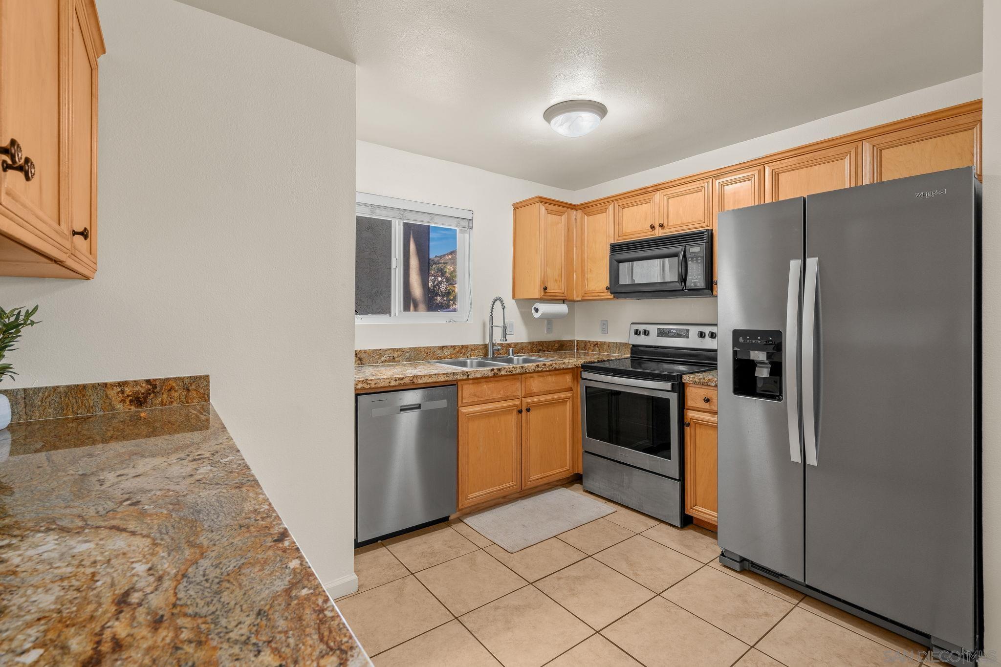 Detail Gallery Image 7 of 31 For 2528  White Oak Pl  #3,  Escondido,  CA 92027 - 2 Beds | 1 Baths